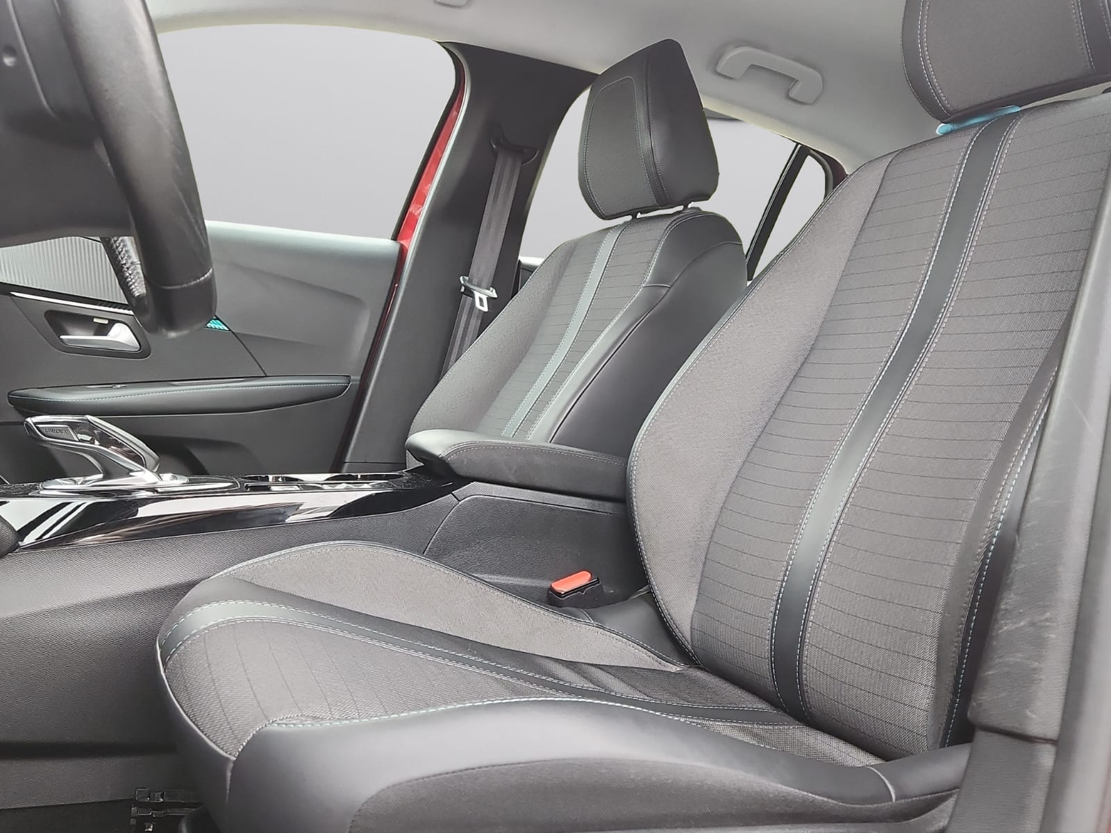 PEUGEOT 208 1.2 PureTech Allure EAT8-image-8