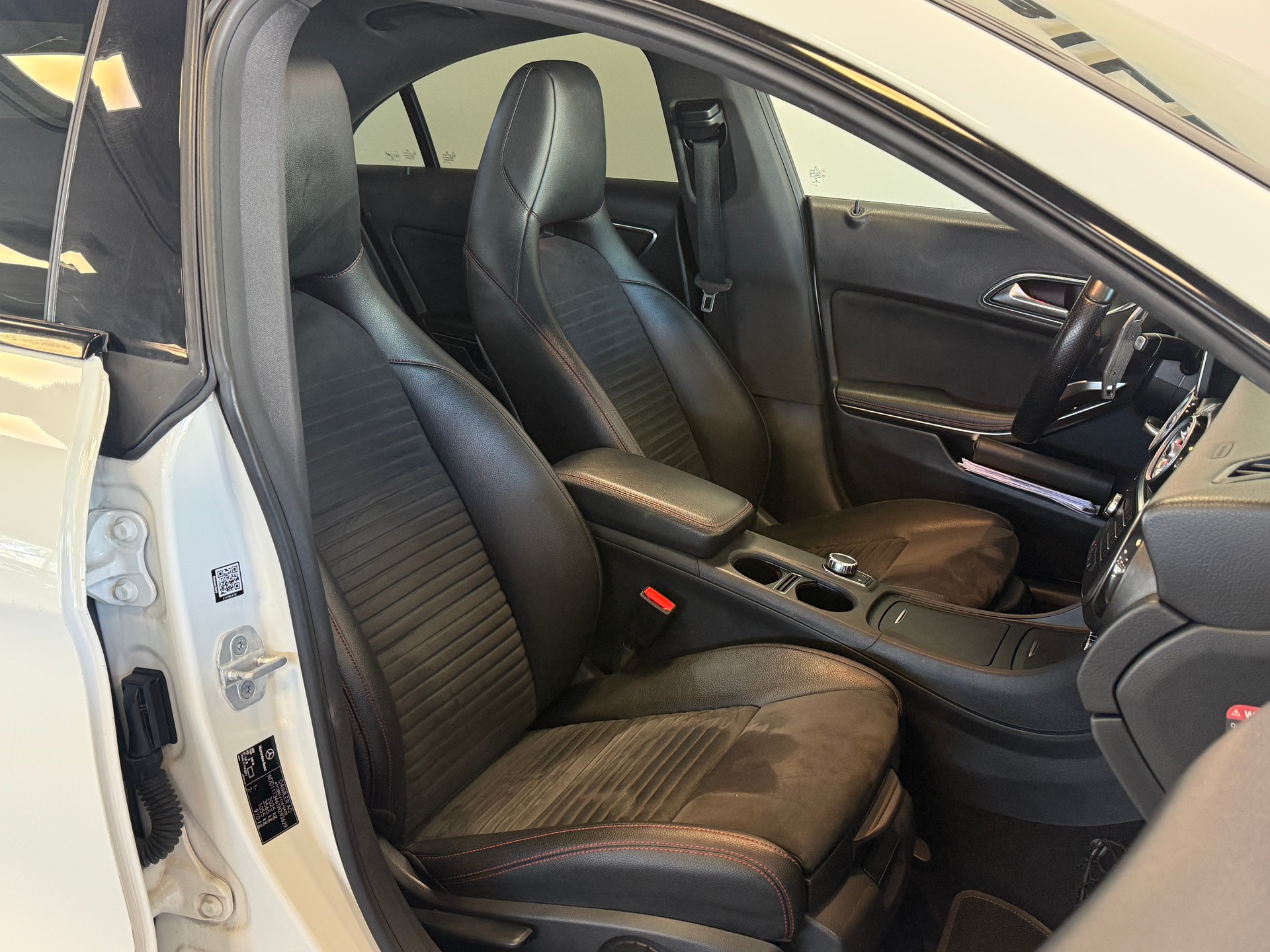 MERCEDES-BENZ CLA 250 AMG Line 7G-DCT 4Matic-image-12
