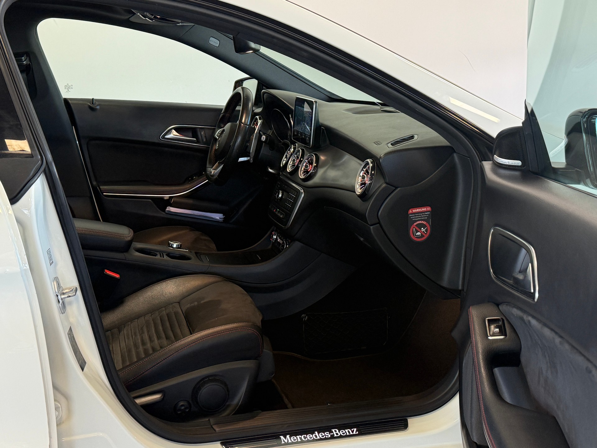 MERCEDES-BENZ CLA 250 AMG Line 7G-DCT 4Matic-image-11
