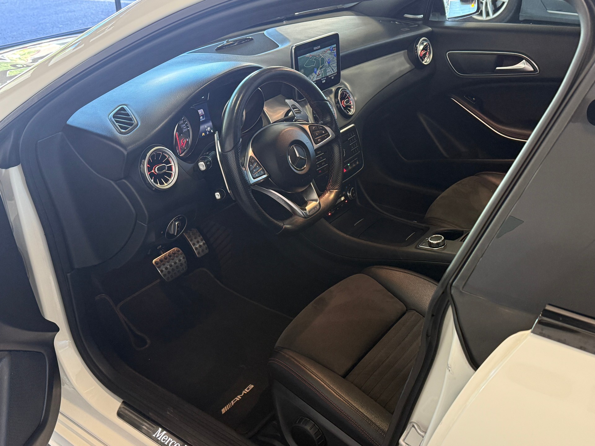 MERCEDES-BENZ CLA 250 AMG Line 7G-DCT 4Matic-image-6