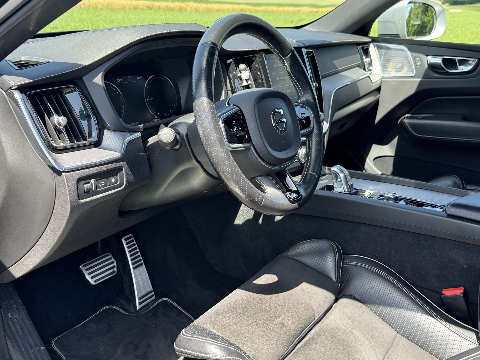 VOLVO 2.0 T8 Twin Engine R-Design AWD-image-5
