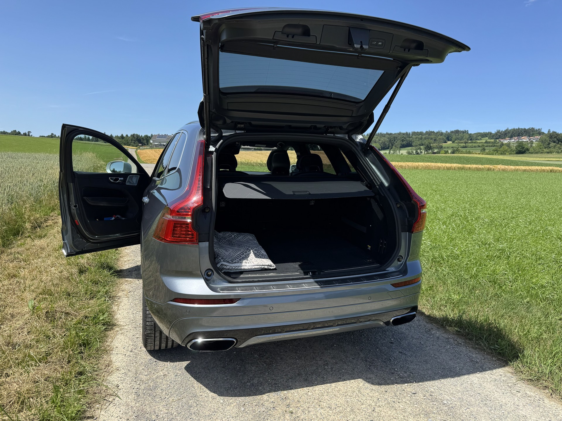 VOLVO 2.0 T8 Twin Engine R-Design AWD-image-4