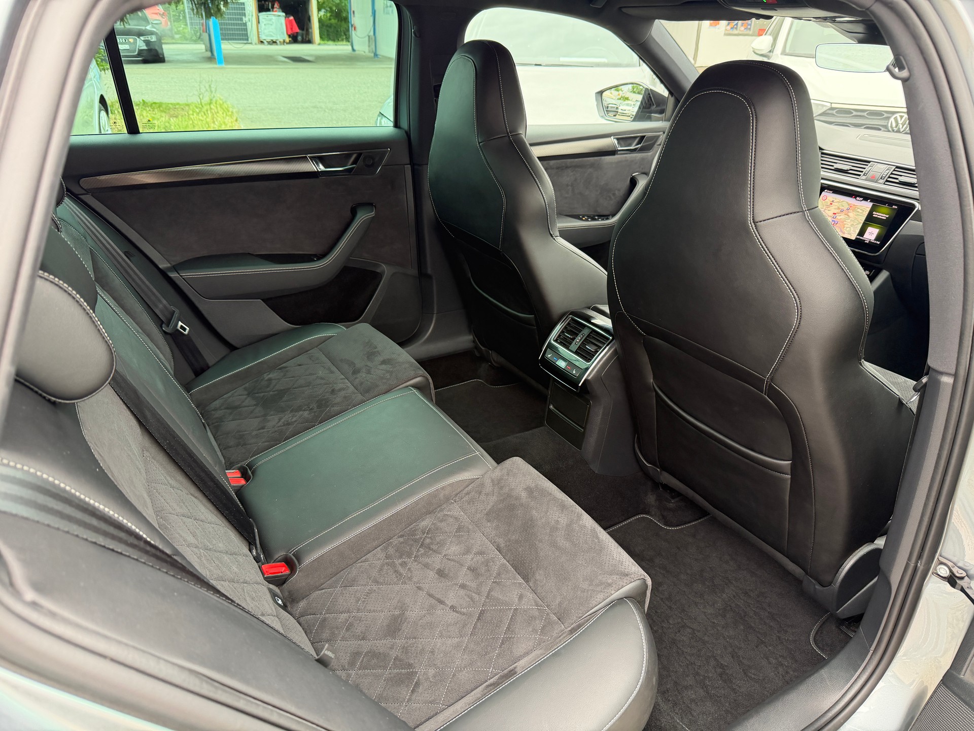 SKODA Superb Combi 2.0 TSI SportLine Plus 4x4 DSG-image-18