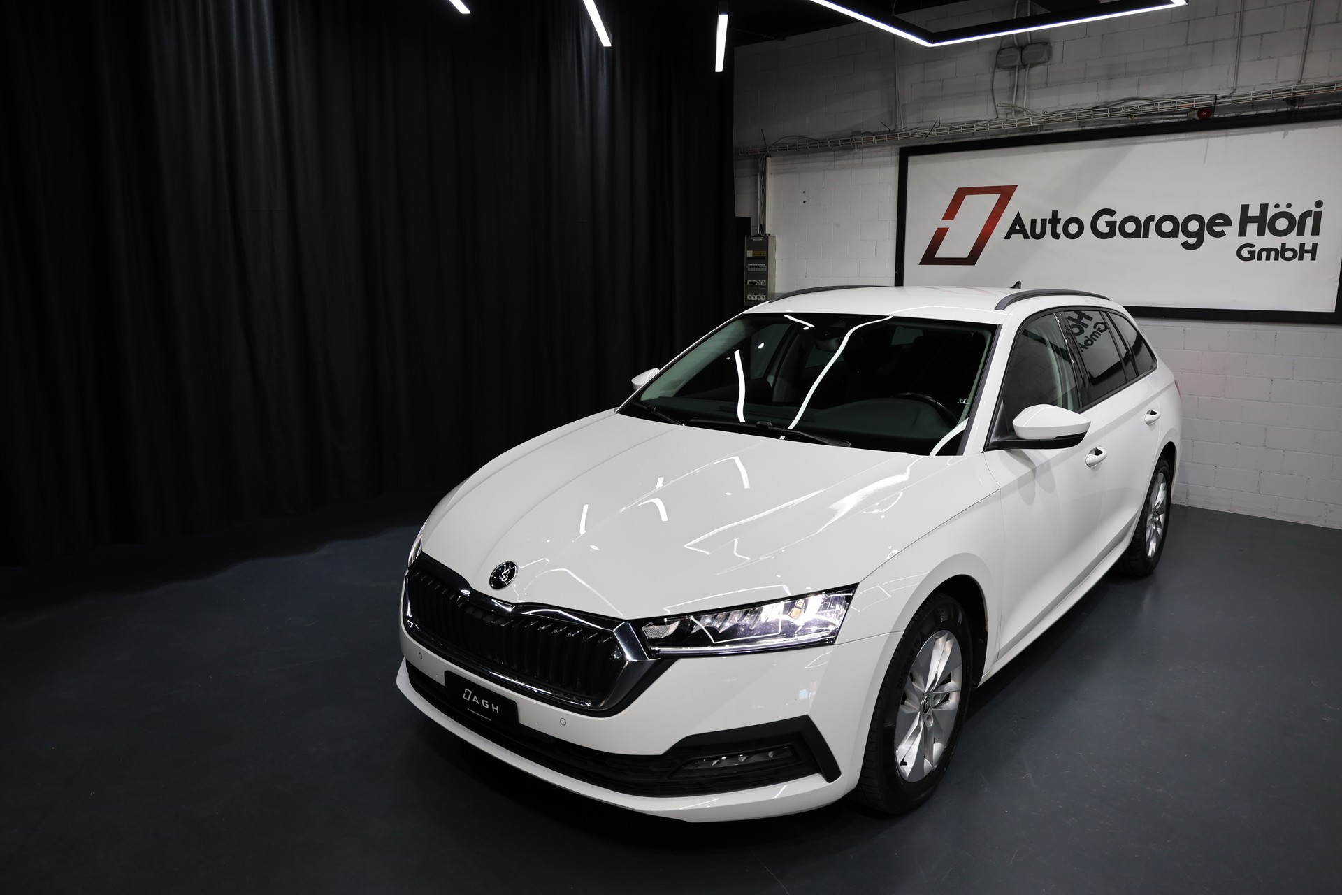 SKODA Octavia Combi 2.0 TDI DSG Ambition 4x4-image-1
