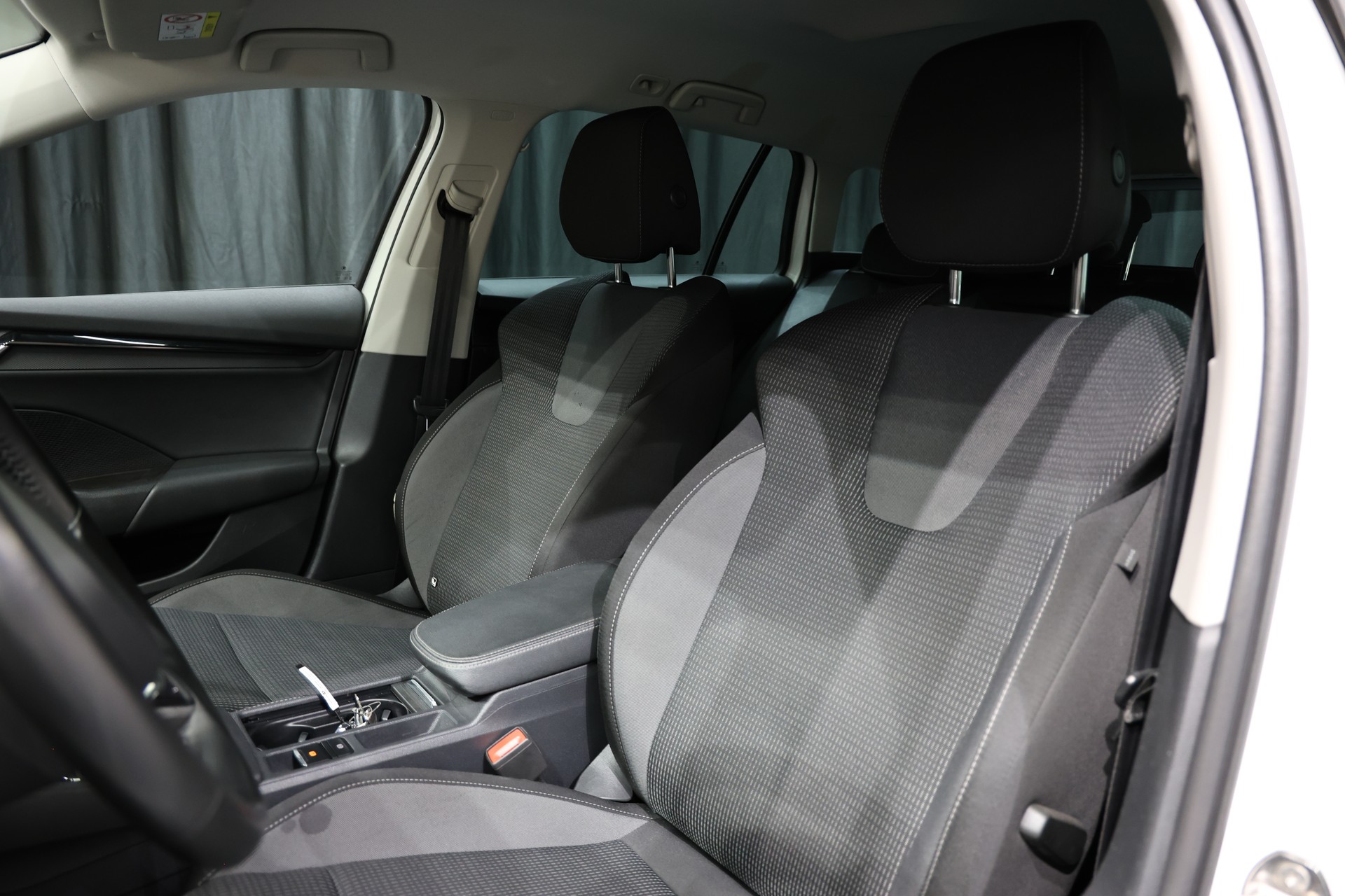 SKODA Octavia Combi 2.0 TDI DSG Ambition 4x4-image-9