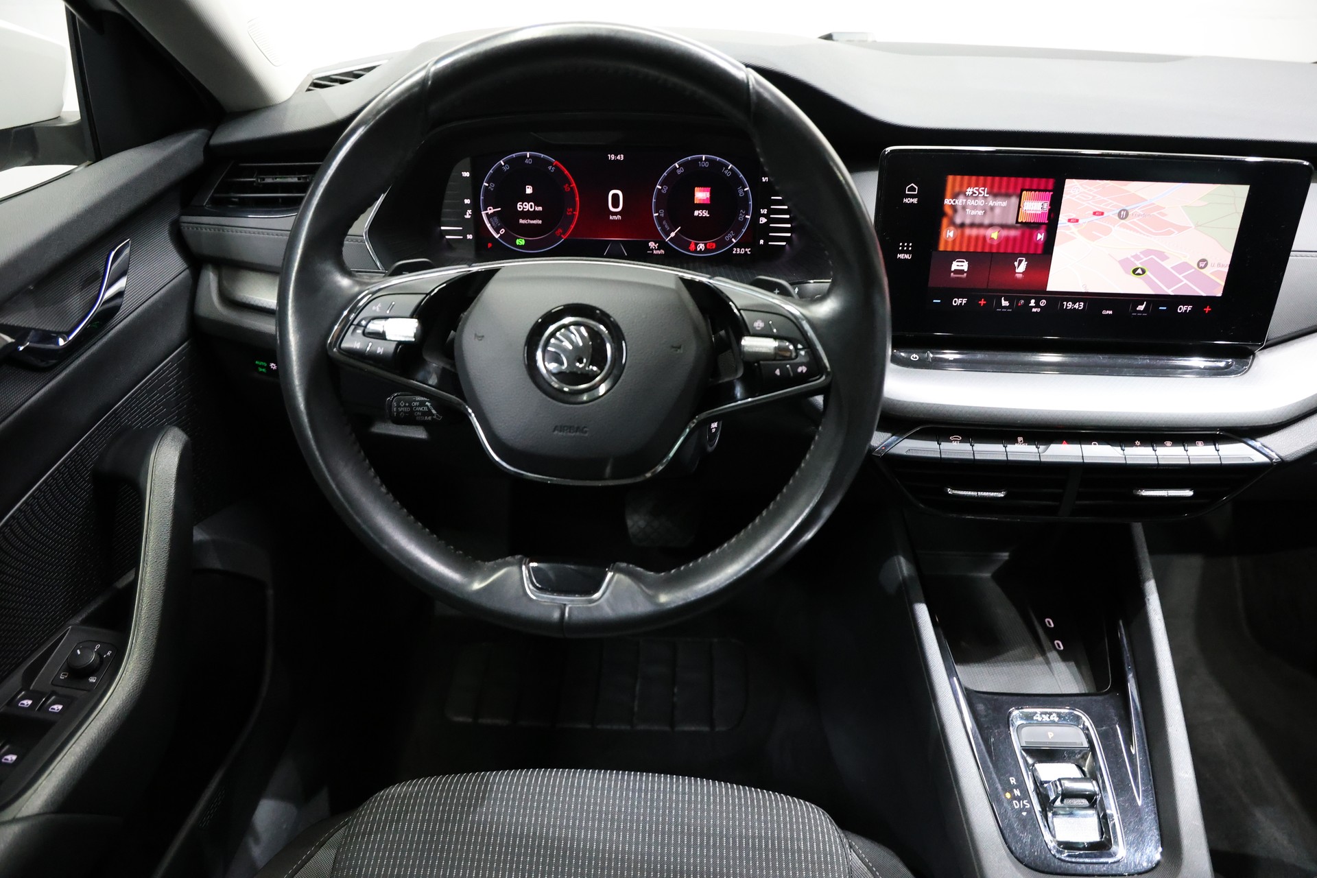 SKODA Octavia Combi 2.0 TDI DSG Ambition 4x4-image-17