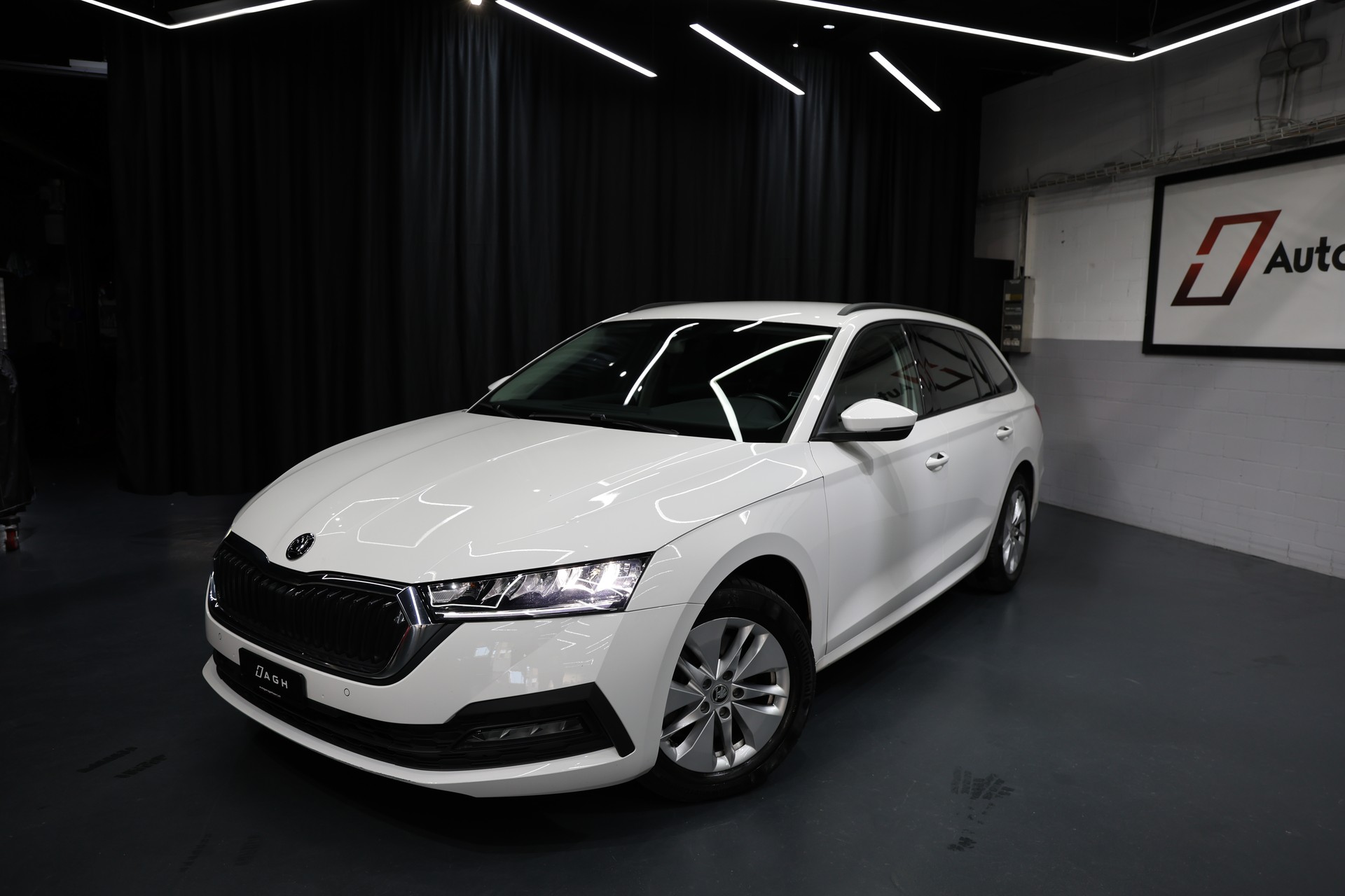SKODA Octavia Combi 2.0 TDI DSG Ambition 4x4-image-0