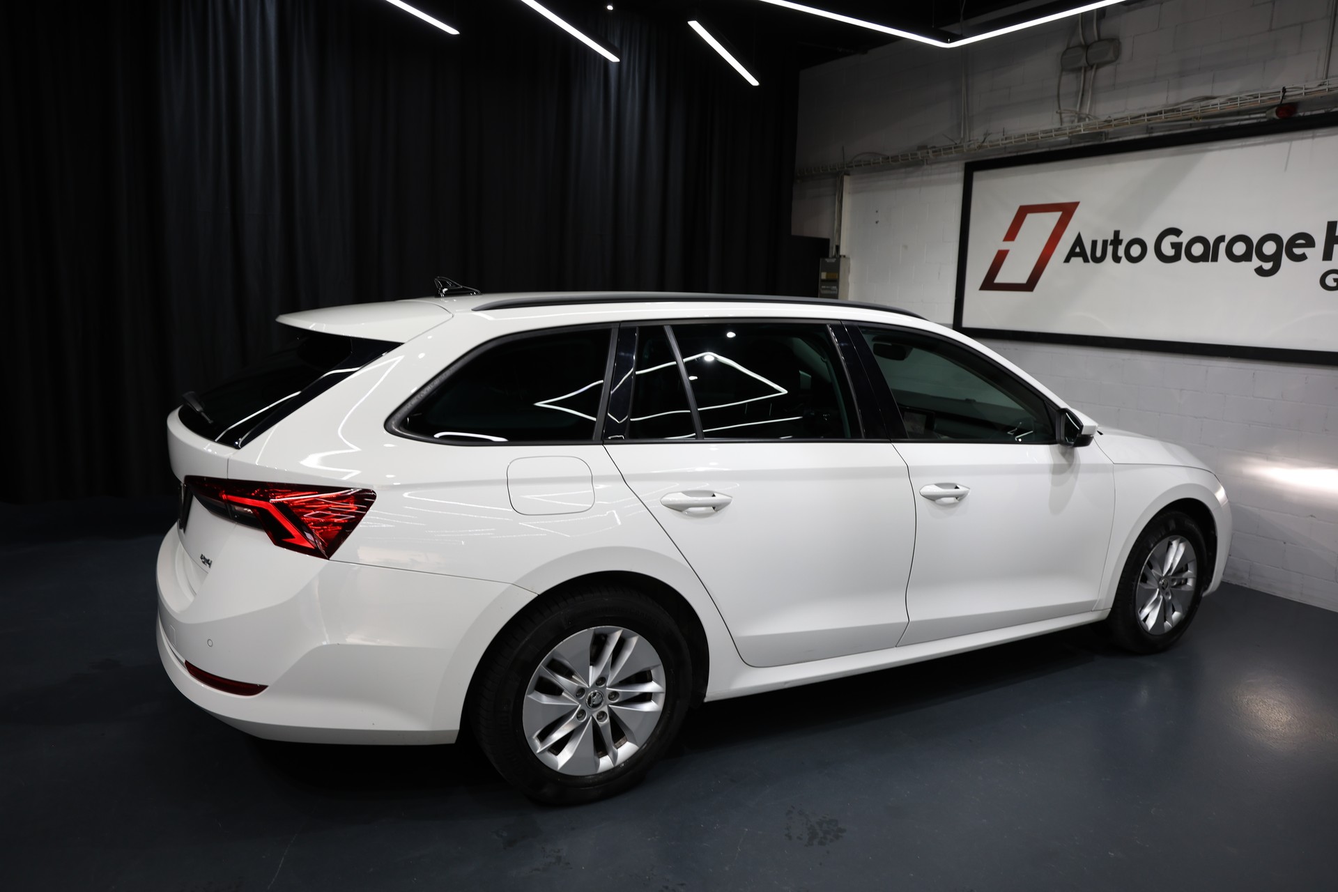 SKODA Octavia Combi 2.0 TDI DSG Ambition 4x4-image-13