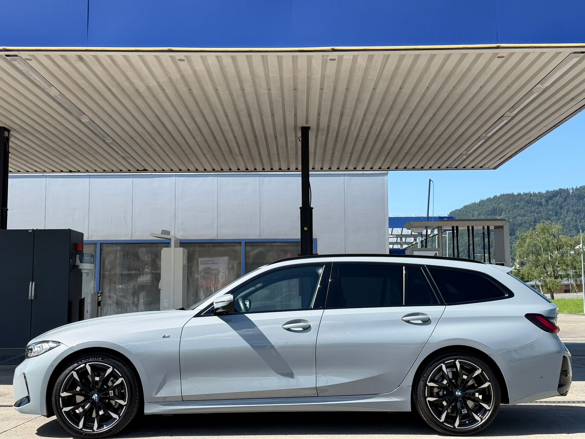 BMW 330i Touring xDrive Steptronic M Sport *Elektr. Anhängerkupplung**Panoramadach**Shadow-Line**Live Cockpit**245PS**Modell 2025*-image-4