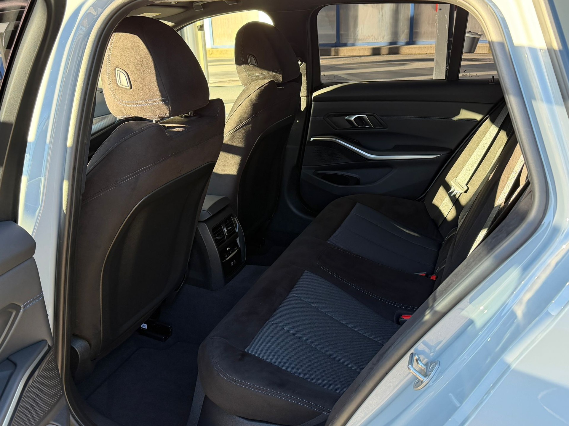 BMW 330i Touring xDrive Steptronic M Sport *Elektr. Anhängerkupplung**Panoramadach**Shadow-Line**Live Cockpit**245PS**Modell 2025*-image-12