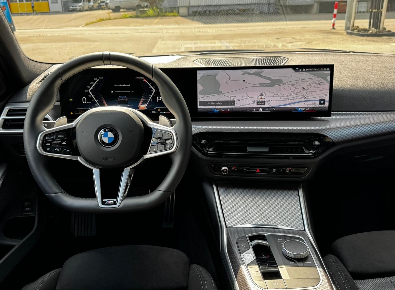 BMW 330i Touring xDrive Steptronic M Sport *Elektr. Anhängerkupplung**Panoramadach**Shadow-Line**Live Cockpit**245PS**Modell 2025*-image-11