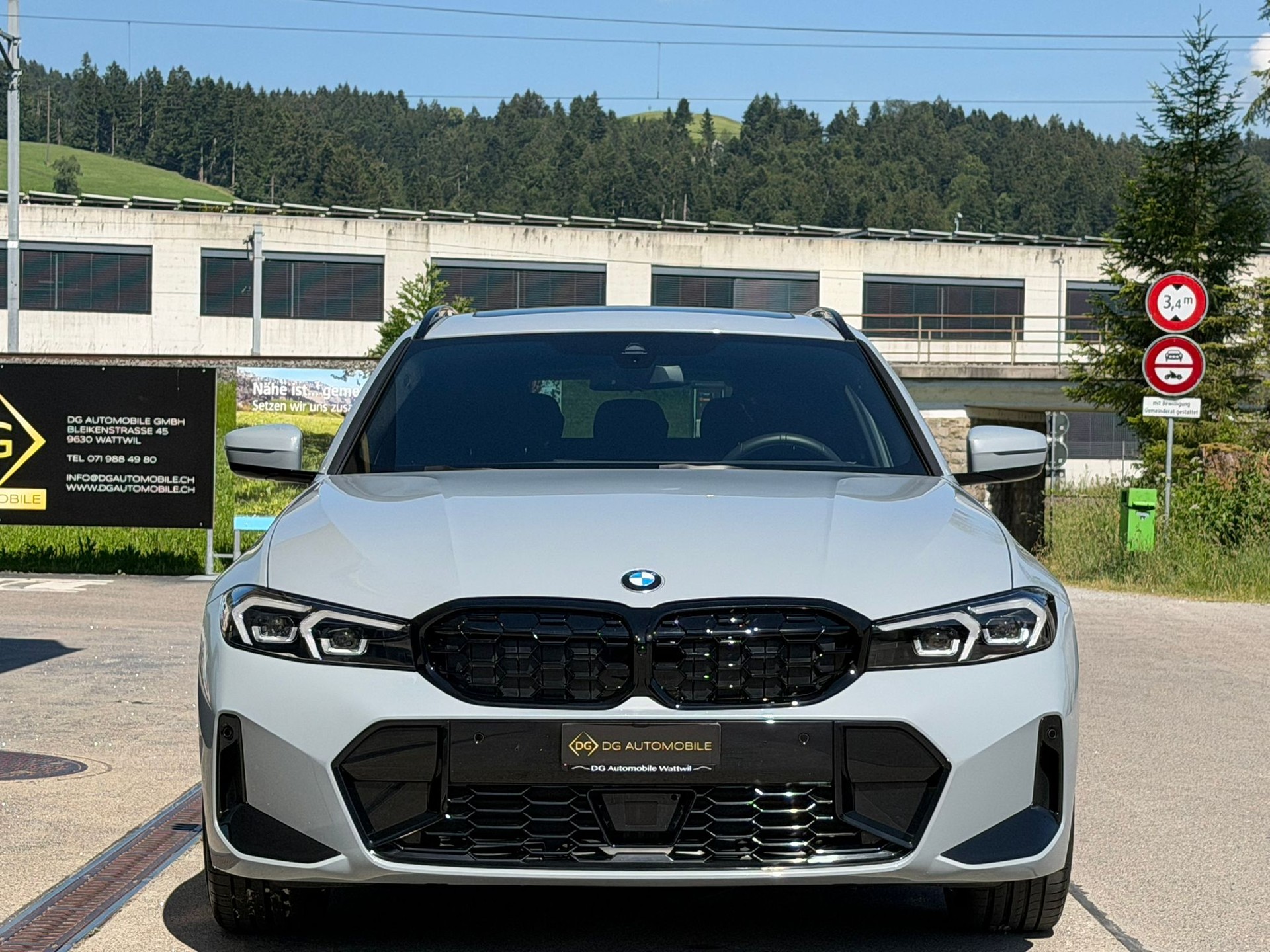 BMW 330i Touring xDrive Steptronic M Sport *Elektr. Anhängerkupplung**Panoramadach**Shadow-Line**Live Cockpit**245PS**Modell 2025*-image-2