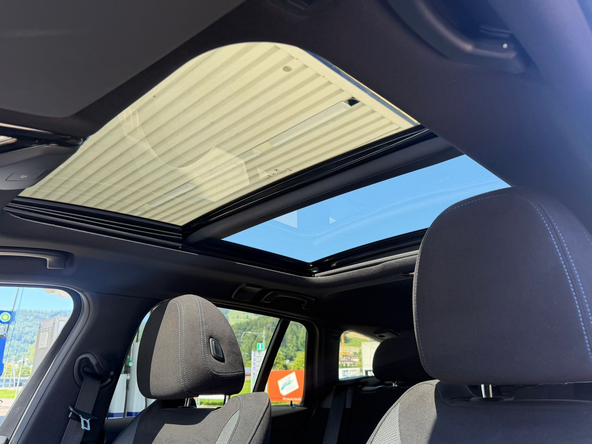 BMW 330i Touring xDrive Steptronic M Sport *Elektr. Anhängerkupplung**Panoramadach**Shadow-Line**Live Cockpit**245PS**Modell 2025*-image-7