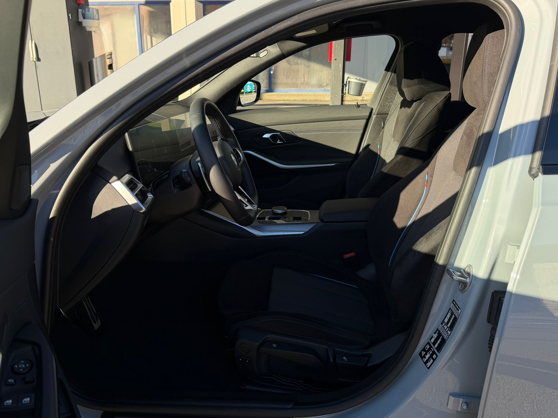 BMW 330i Touring xDrive Steptronic M Sport *Elektr. Anhängerkupplung**Panoramadach**Shadow-Line**Live Cockpit**245PS**Modell 2025*-image-10