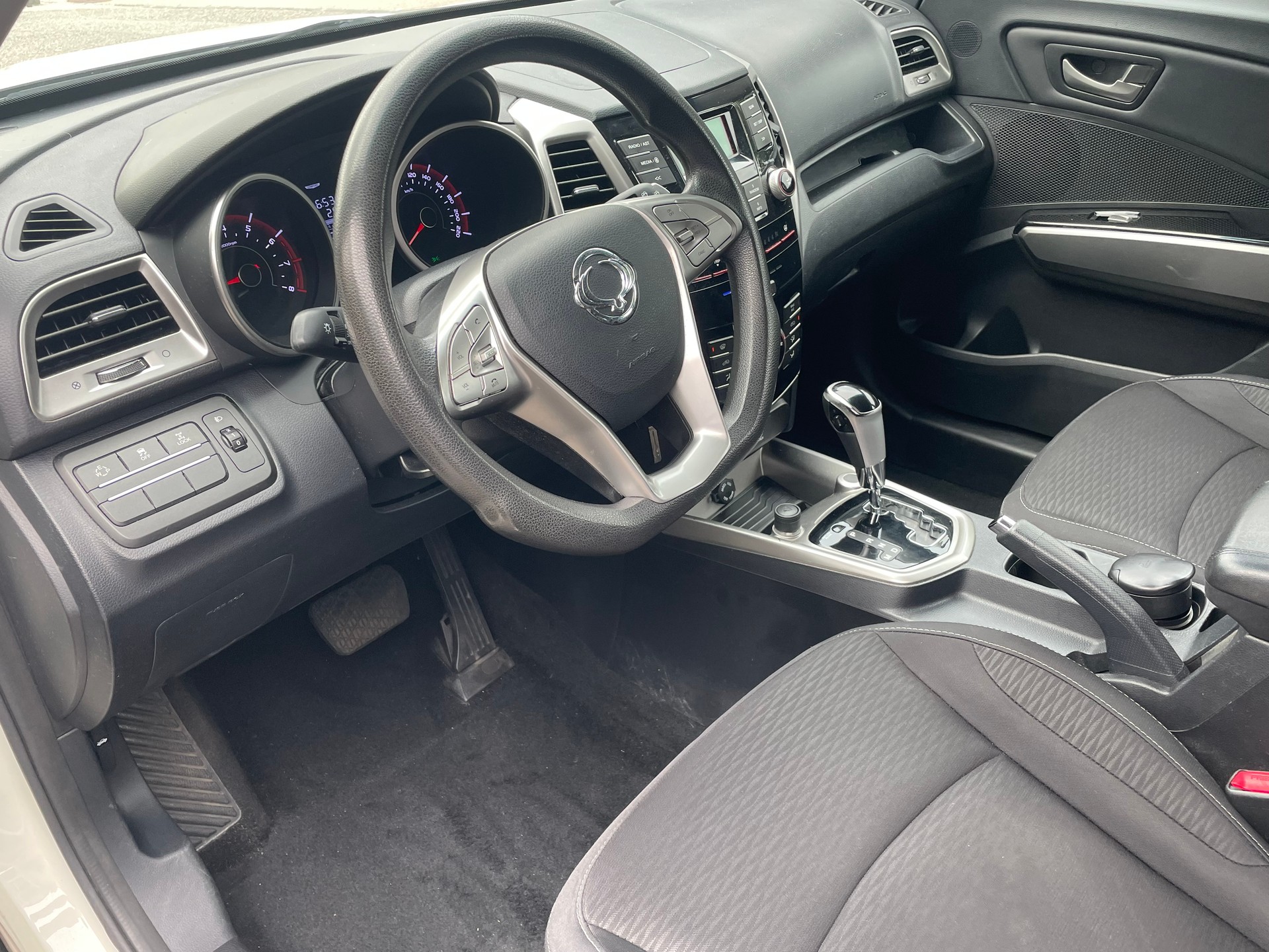 KGM-SsangYong Tivoli 1.6 eXDi Crystal 4WD Automatic-image-3