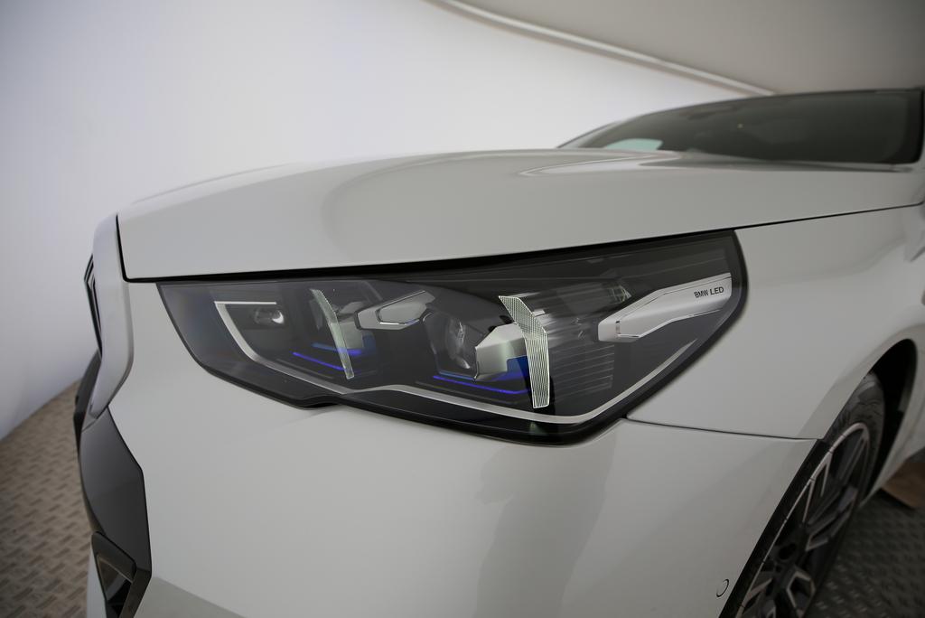 BMW 530e xDrive Touring-image-16