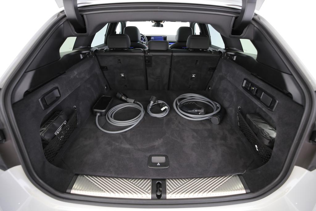 BMW 530e xDrive Touring-image-15