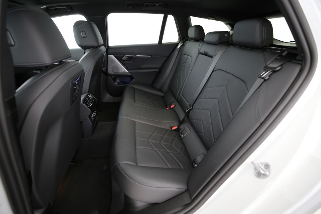 BMW 530e xDrive Touring-image-13