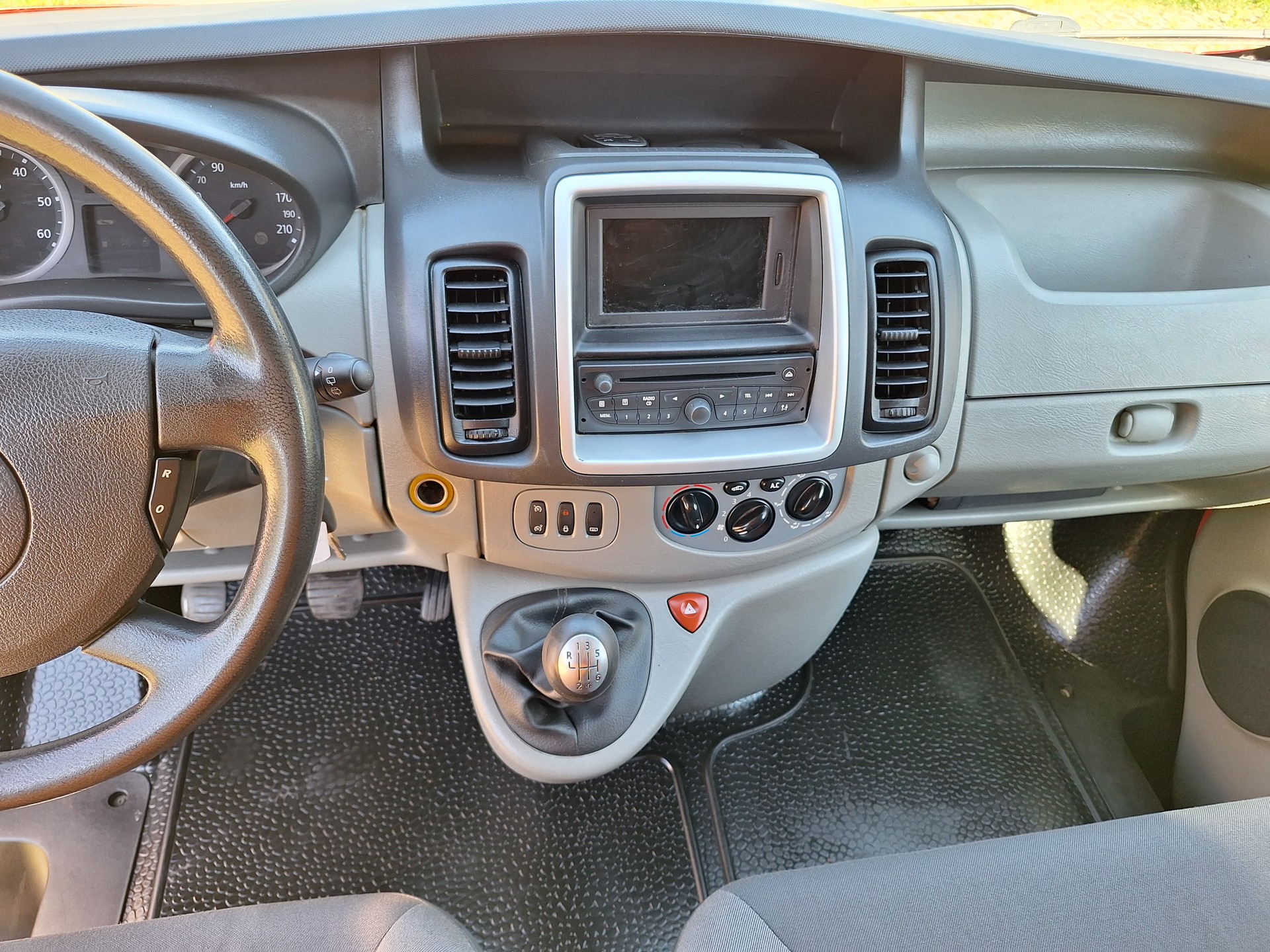 RENAULT Trafic 2.0 dCi 115 2.9t L1H1-image-10