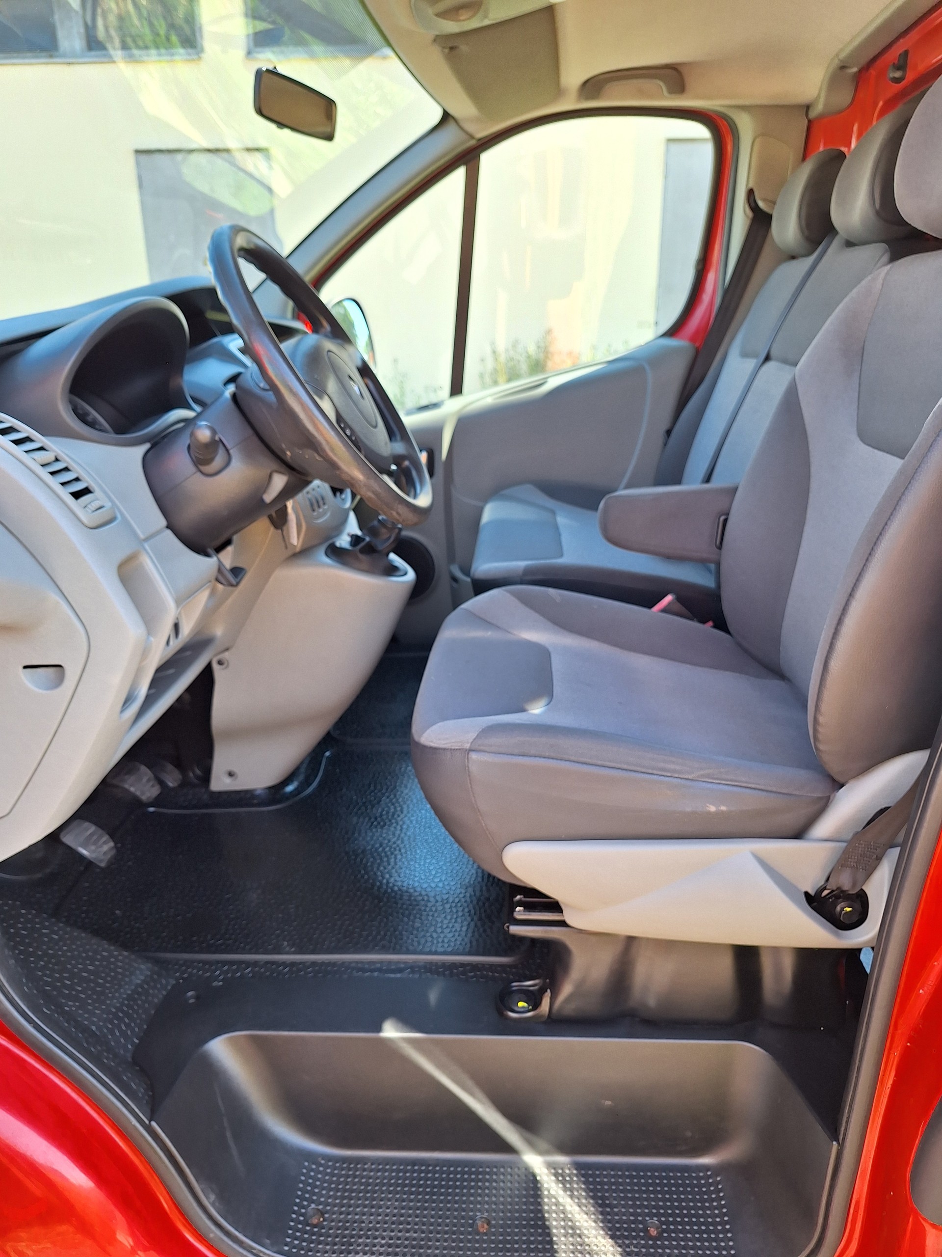 RENAULT Trafic 2.0 dCi 115 2.9t L1H1-image-8