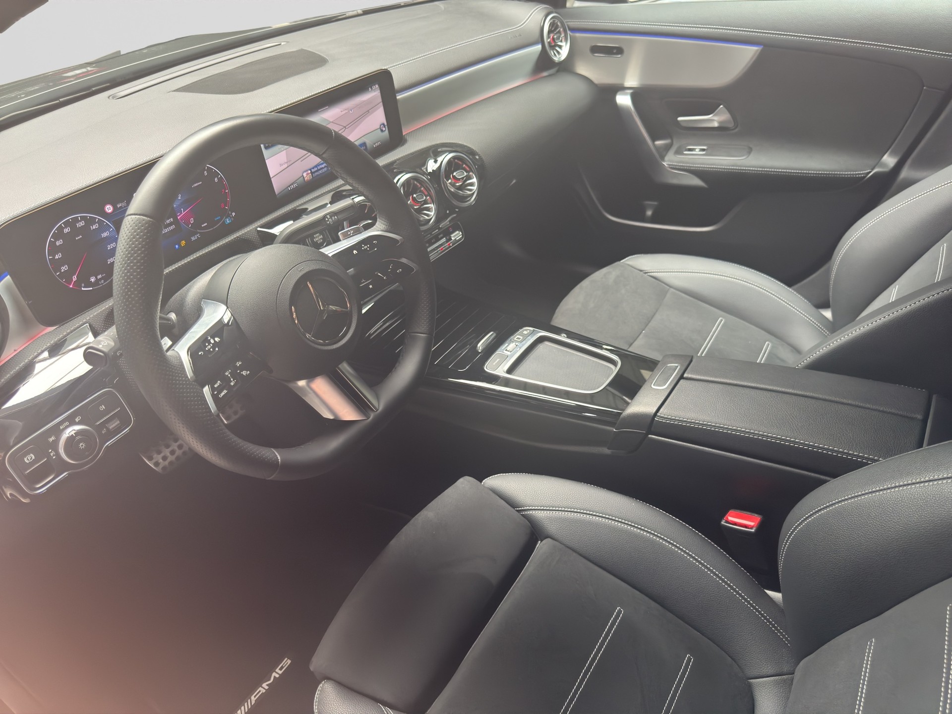 MERCEDES-BENZ CLA 200 AMG Line Night 7G-DCT-image-6