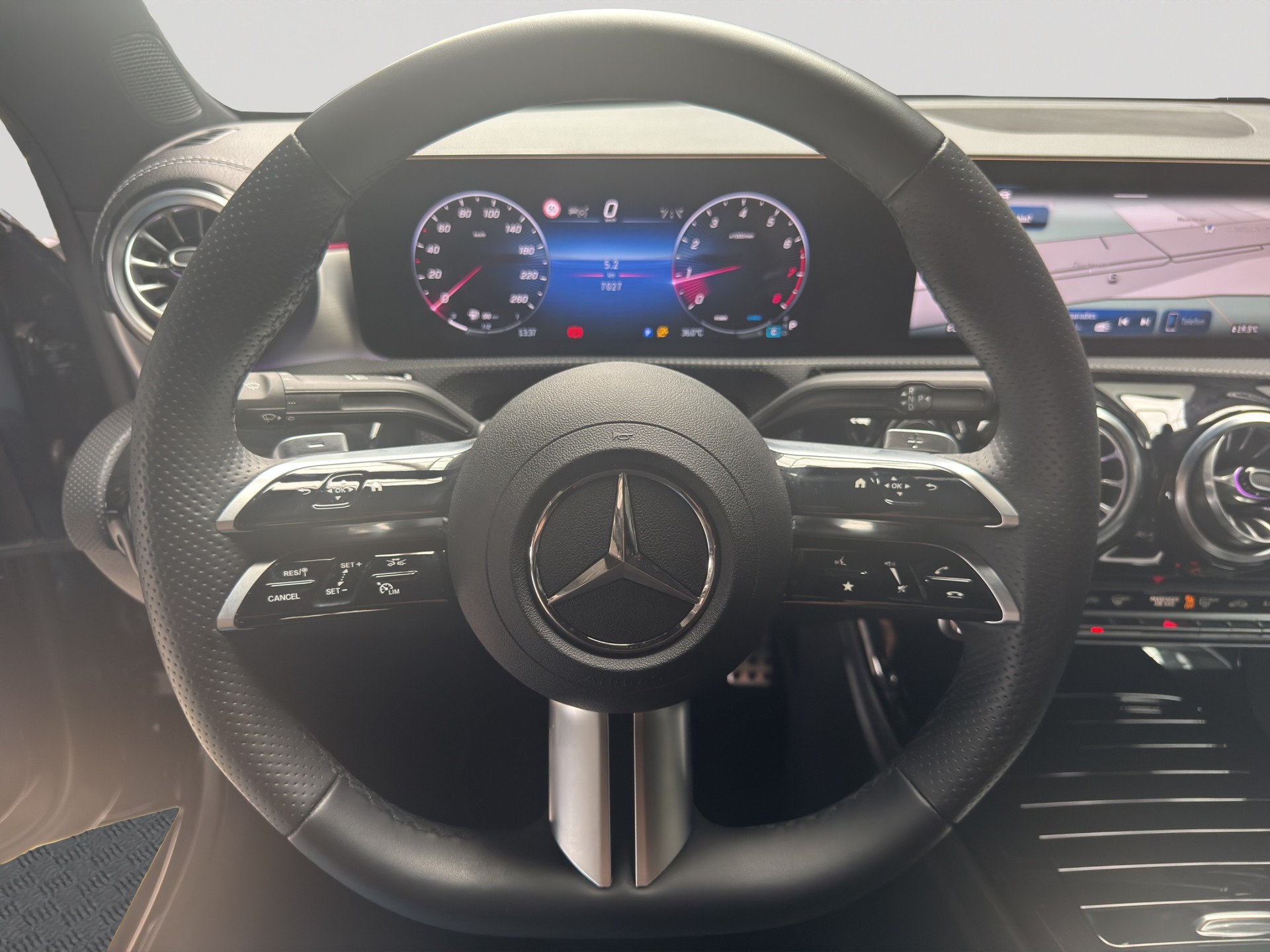 MERCEDES-BENZ CLA 200 AMG Line Night 7G-DCT-image-9