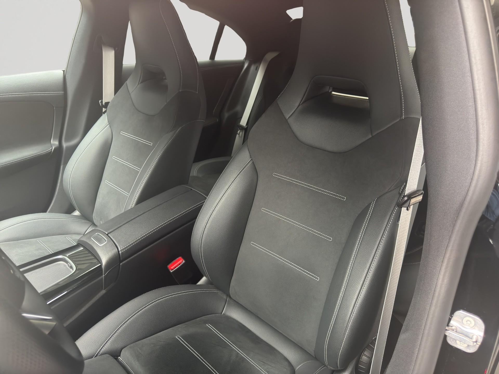 MERCEDES-BENZ CLA 200 AMG Line Night 7G-DCT-image-5