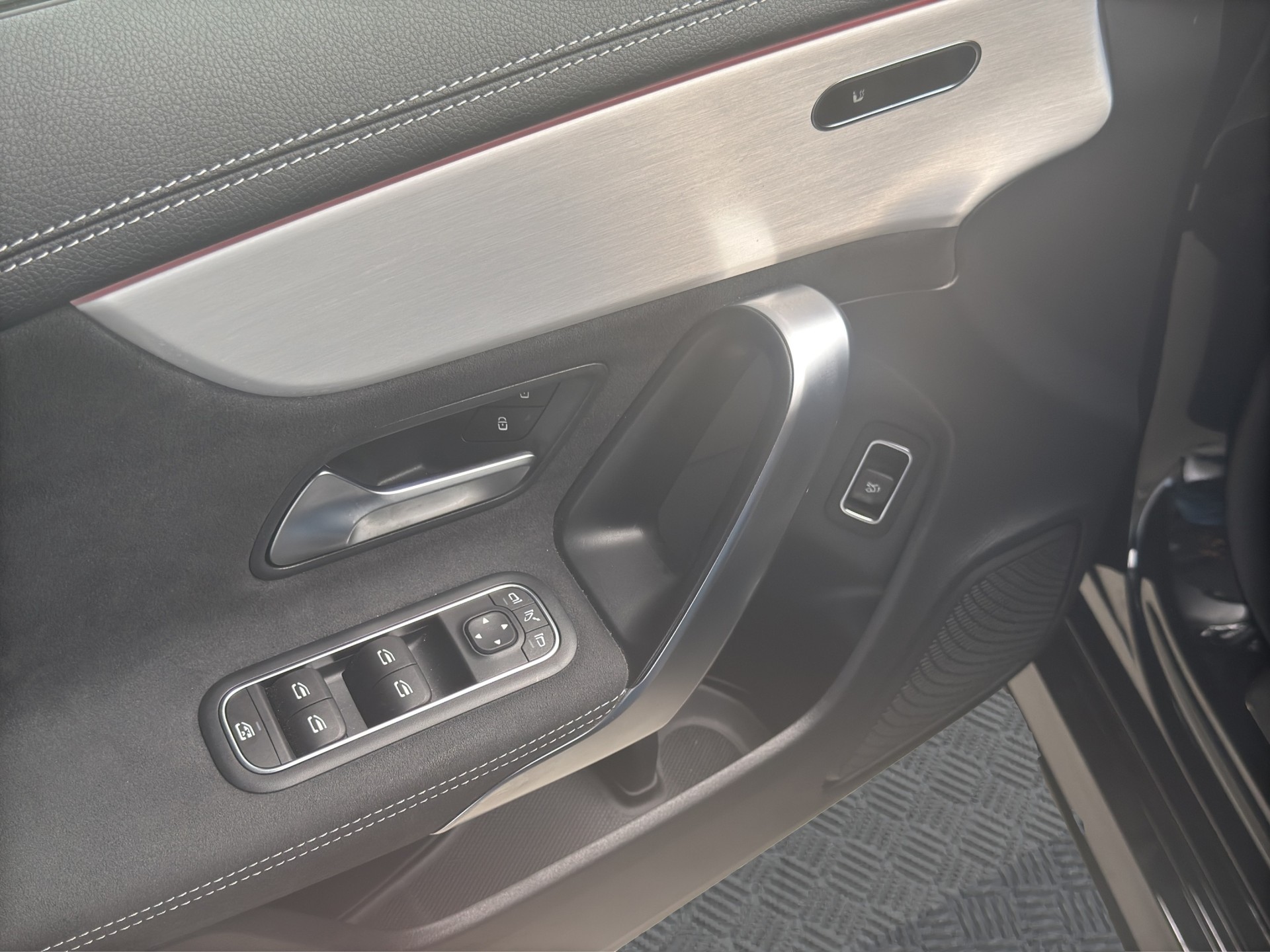 MERCEDES-BENZ CLA 200 AMG Line Night 7G-DCT-image-8
