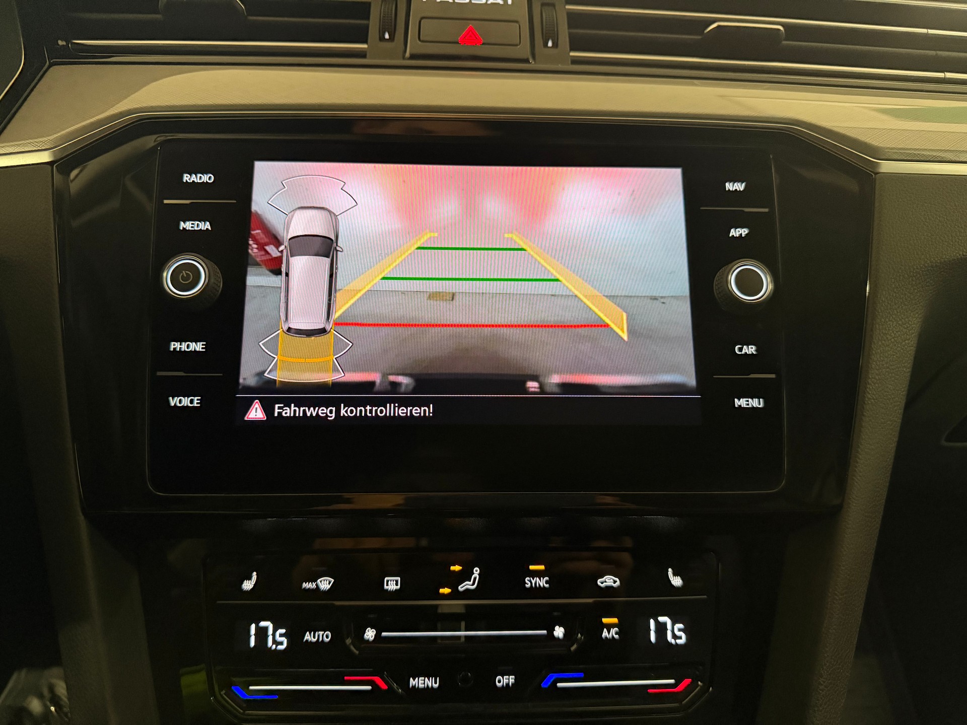 VW Passat Variant 2.0 TDI 150 Business DSG-image-16