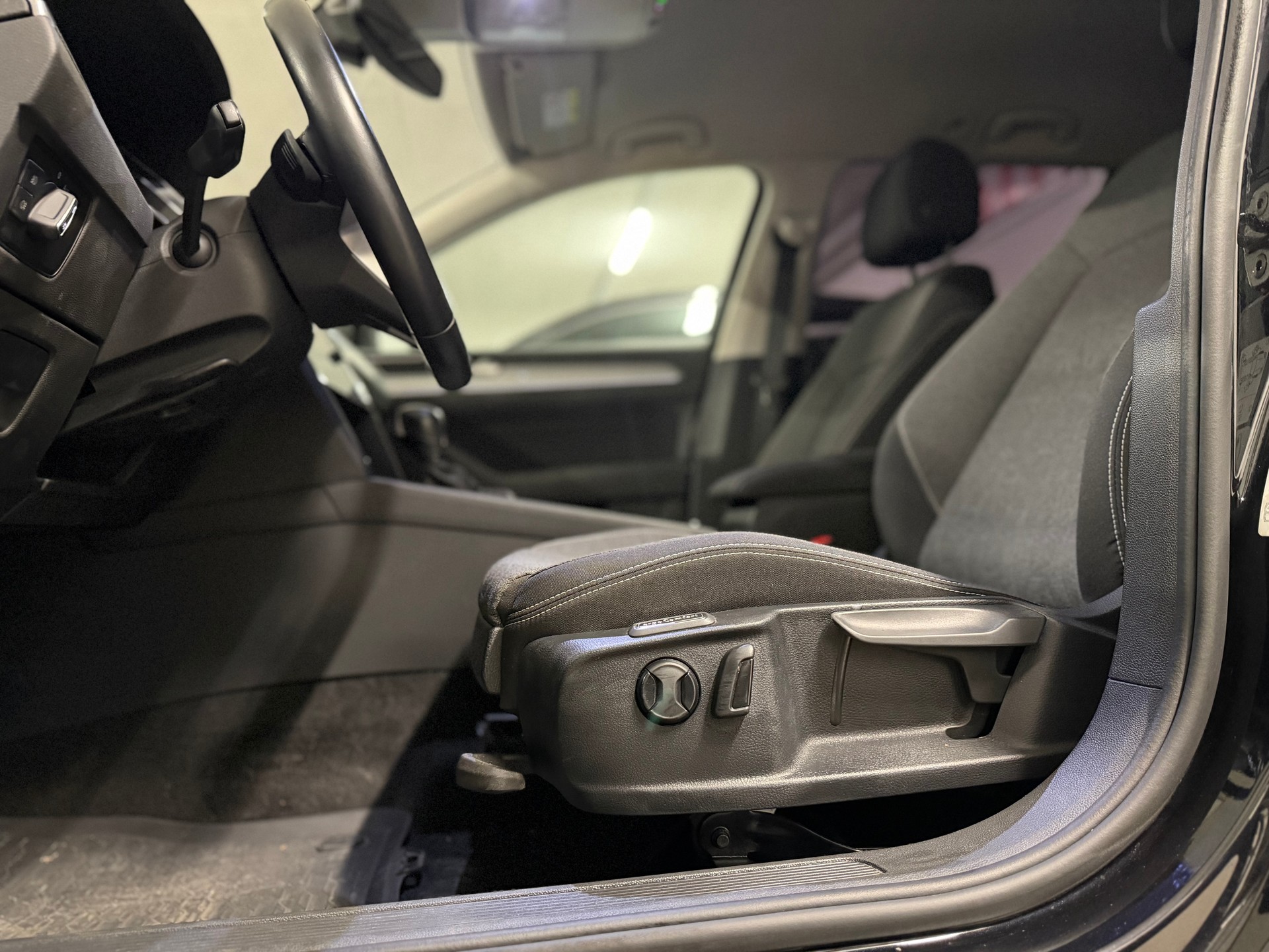 VW Passat Variant 2.0 TDI 150 Business DSG-image-9