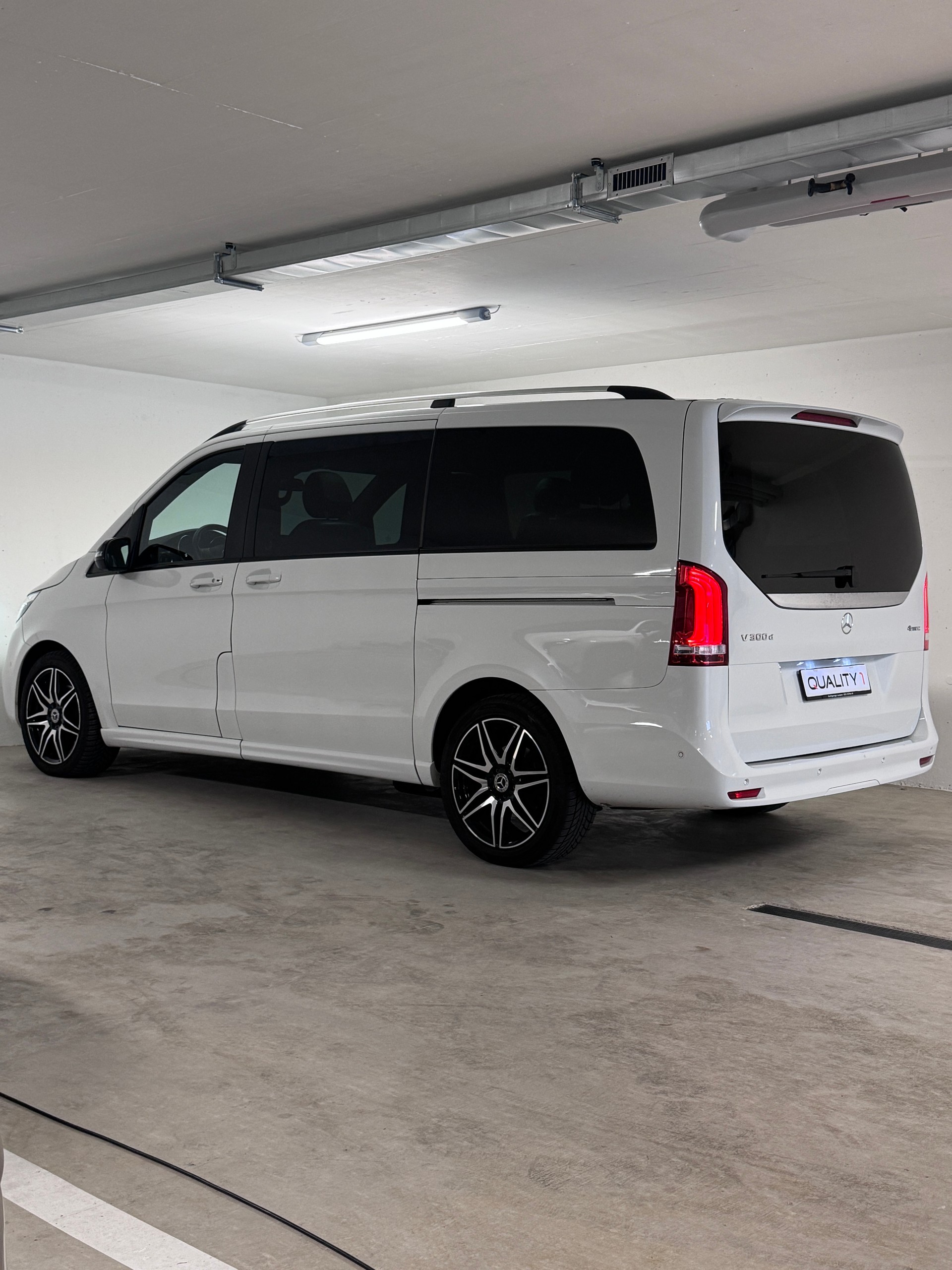 MERCEDES-BENZ V 300 d lang Avantgarde 4Matic 9G-Tronic *Erste Hand* *AMG-Line*-image-4