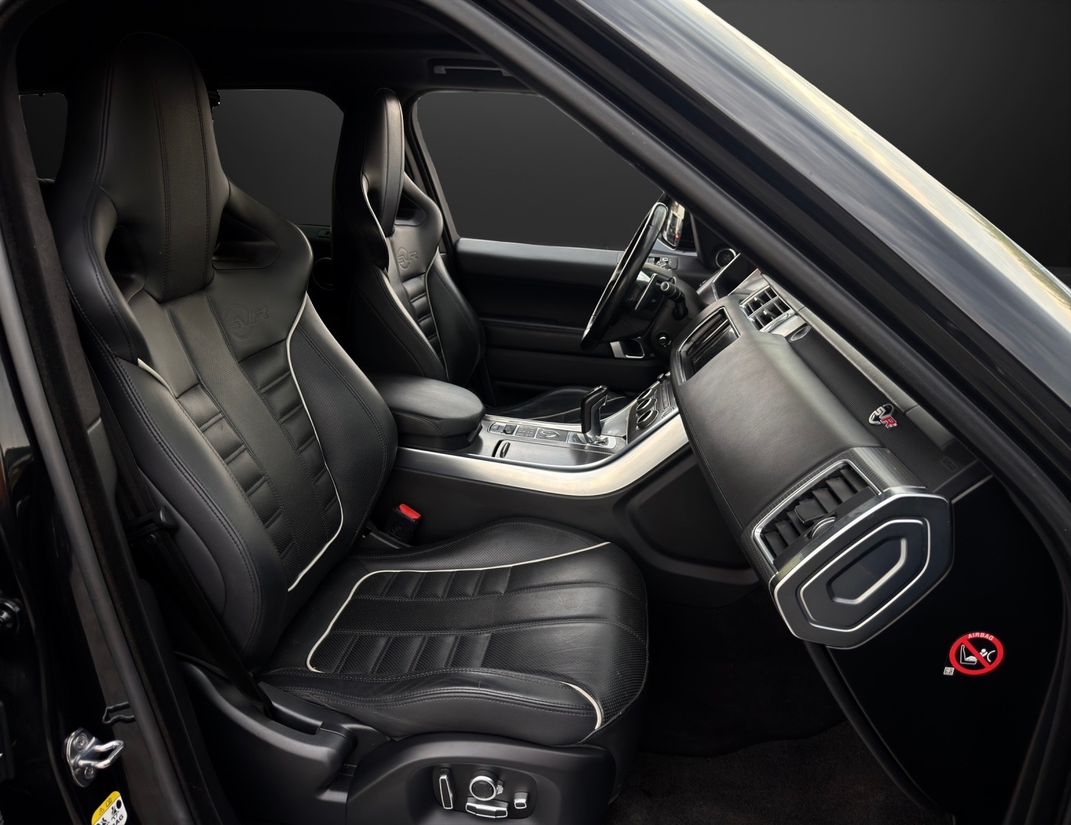 LAND ROVER Range Rover Sport 5.0 V8 SVR mit 550 PS-image-8