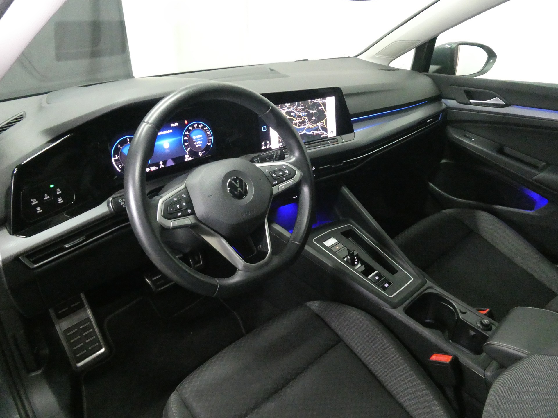 VW Golf 2.0 TDI Life DSG - Panorama - IQ Light - Navi - Head-Up - AHK - Kamera - 150 PS-image-8
