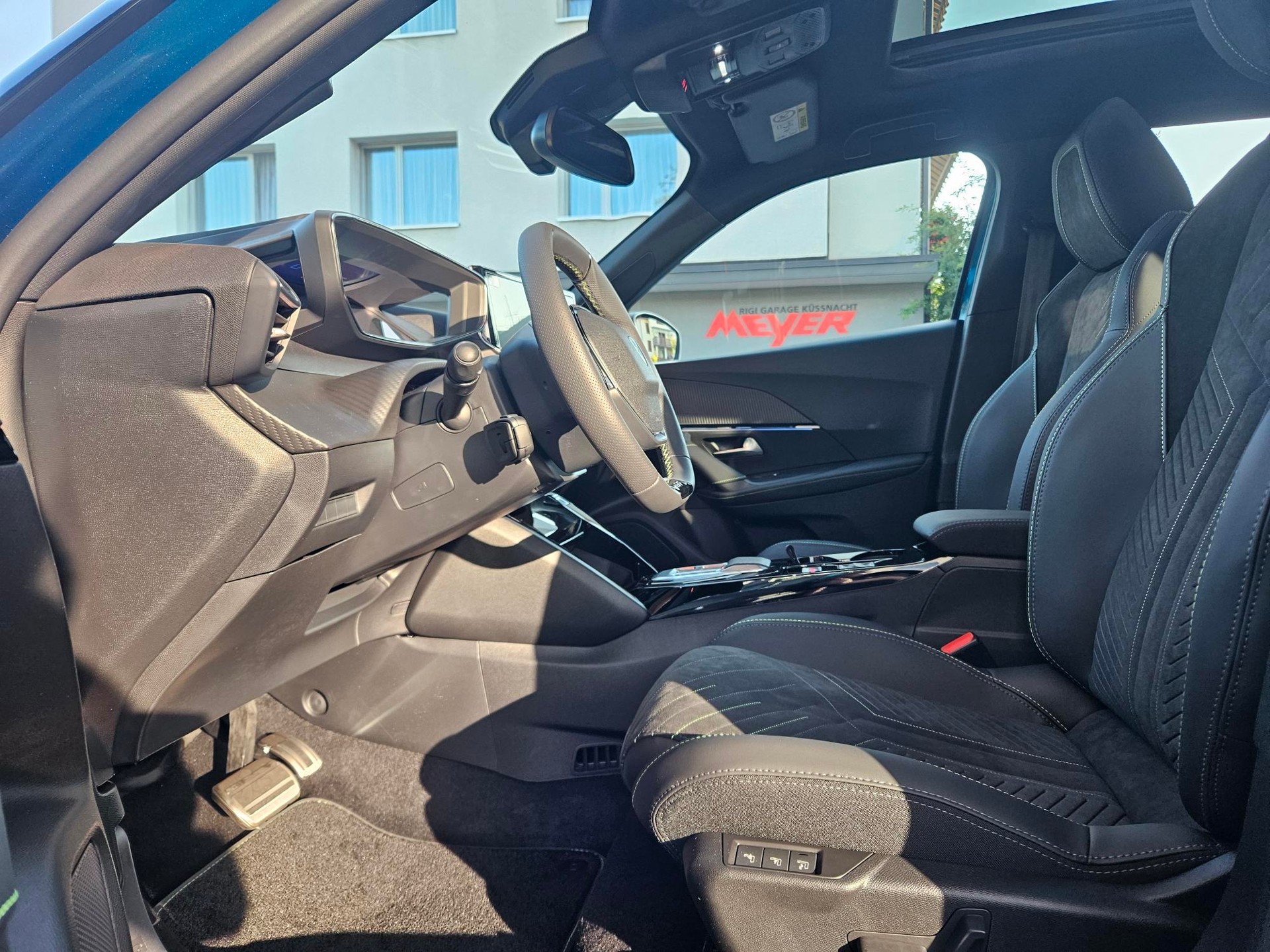 PEUGEOT 2008 1.2 Hybrid 145 GT Exclusive-image-4