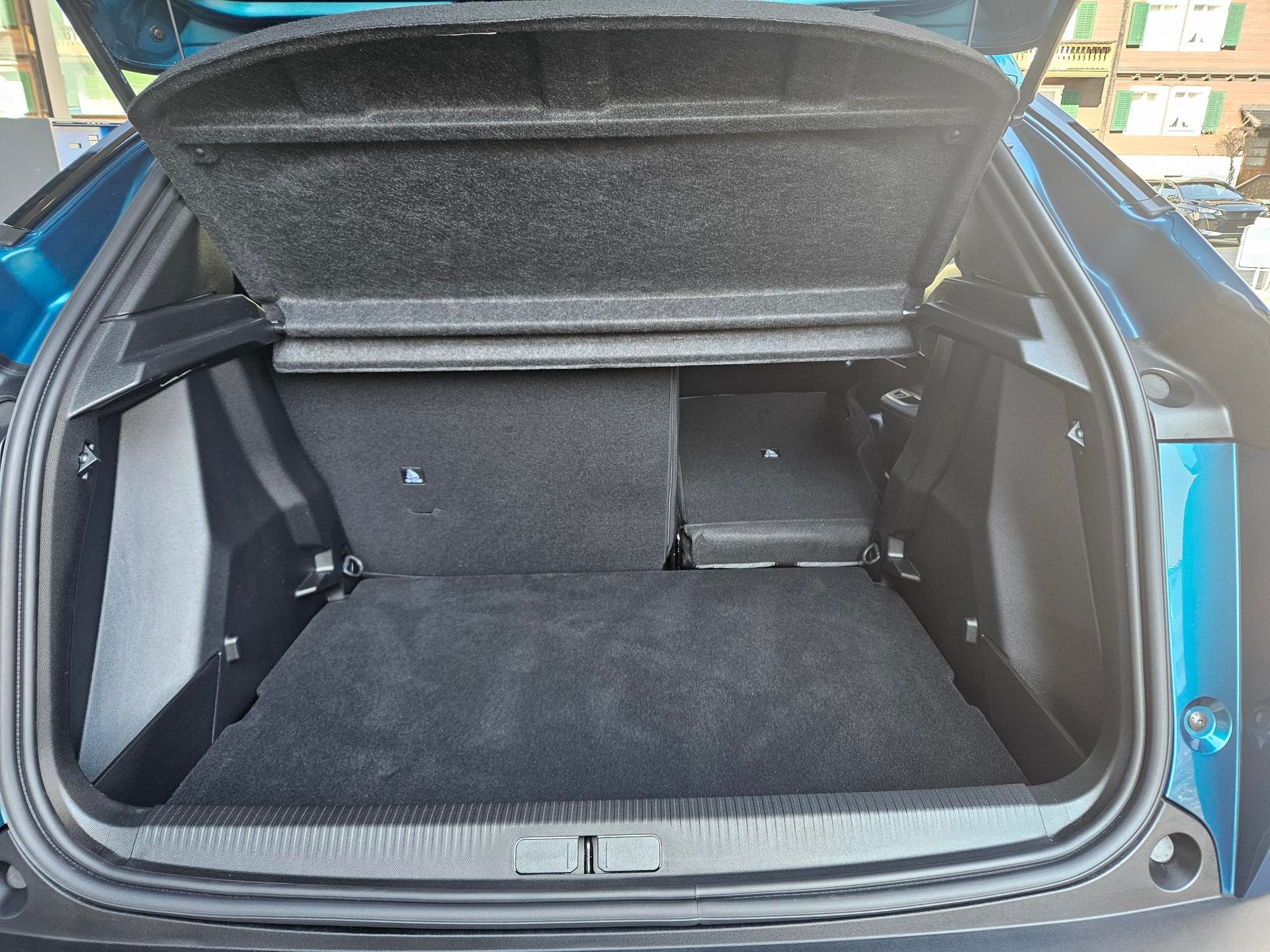 PEUGEOT 2008 1.2 Hybrid 145 GT Exclusive-image-6