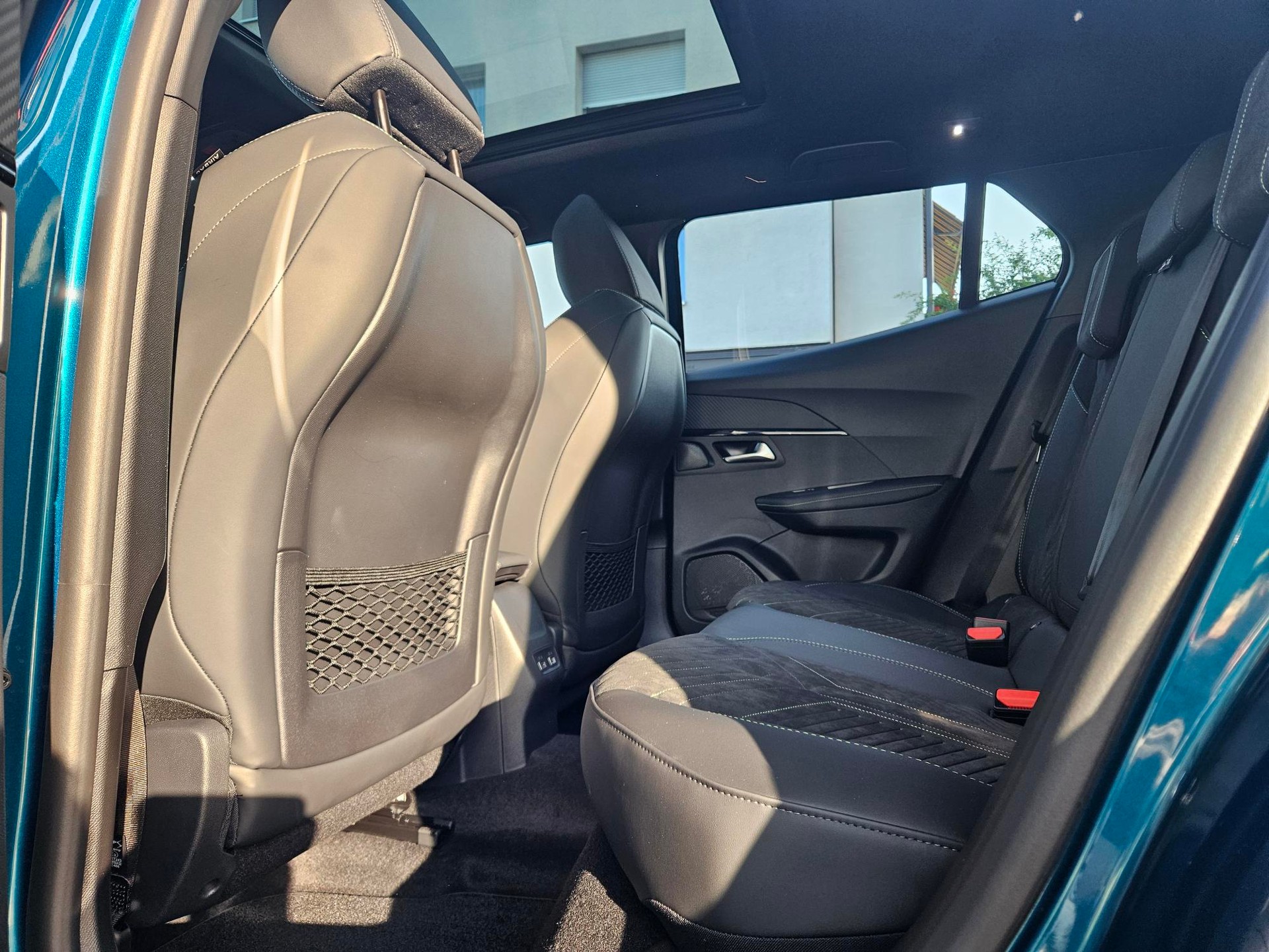 PEUGEOT 2008 1.2 Hybrid 145 GT Exclusive-image-5