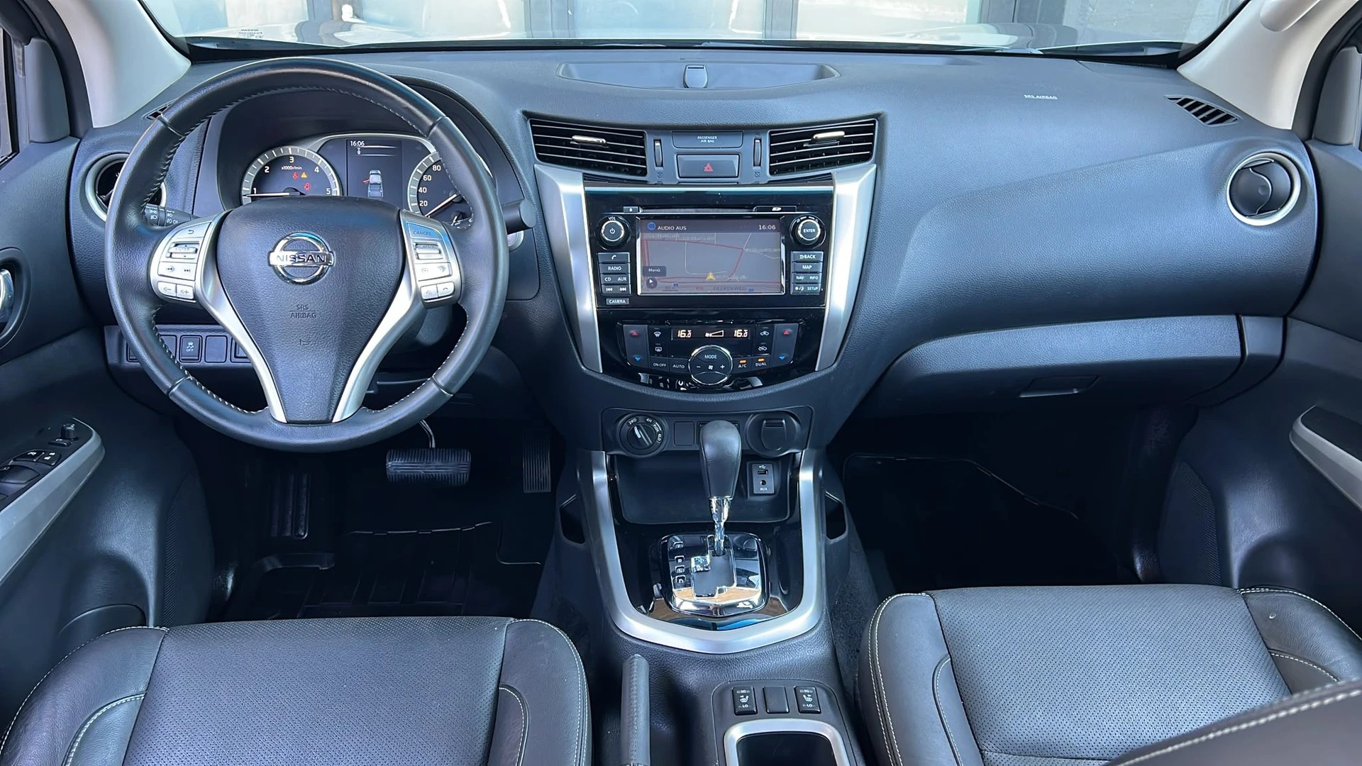 NISSAN Navara Double Cab Tekna 2.3 dCi 4WD Automatic-image-8