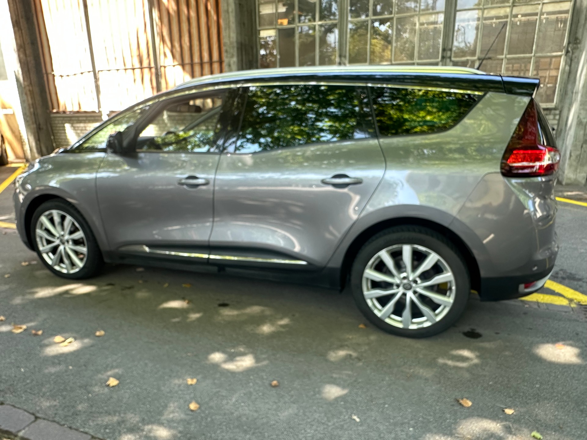 RENAULT Grand Scénic 1.6 dCi Initiale Paris EDC-image-5