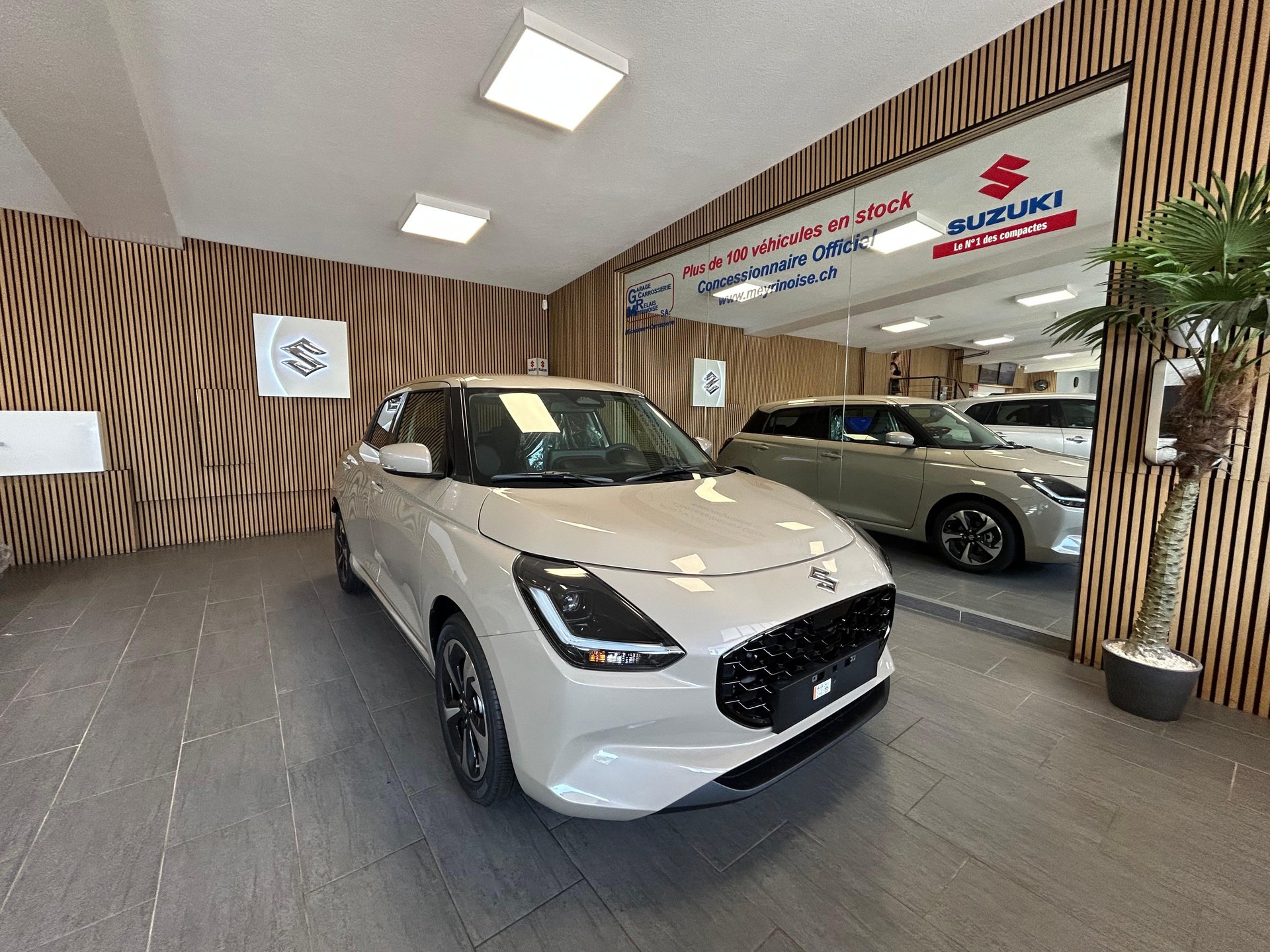 SUZUKI Swift 1.2 Compact Top Hybrid-image-1