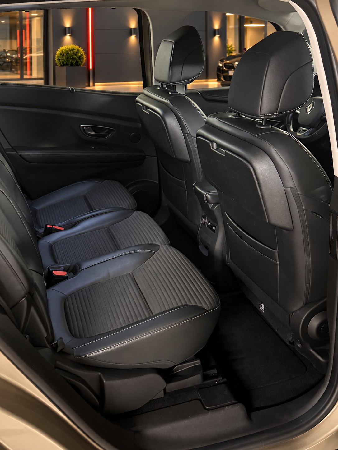 RENAULT Grand Scénic 1.6 dCi Intens EDC-image-7