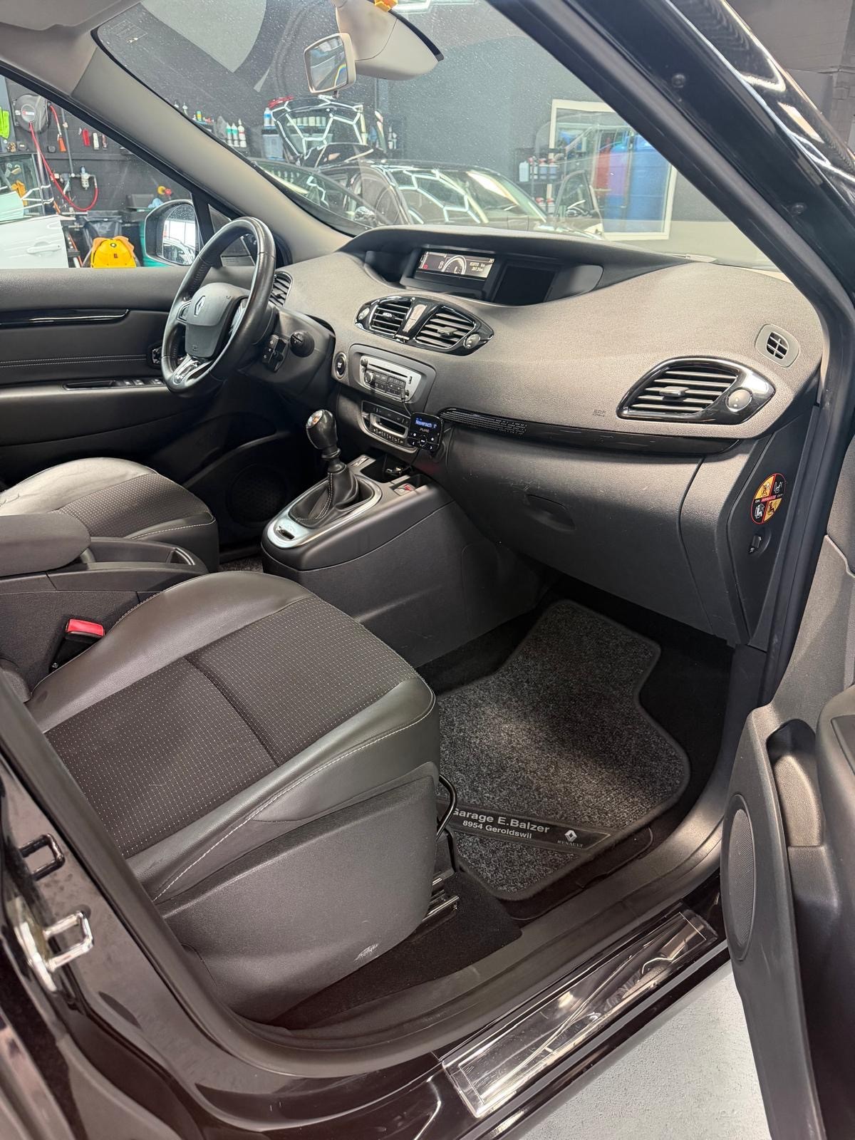 RENAULT Scénic 1.2 16V Turbo Swiss Edition-image-1