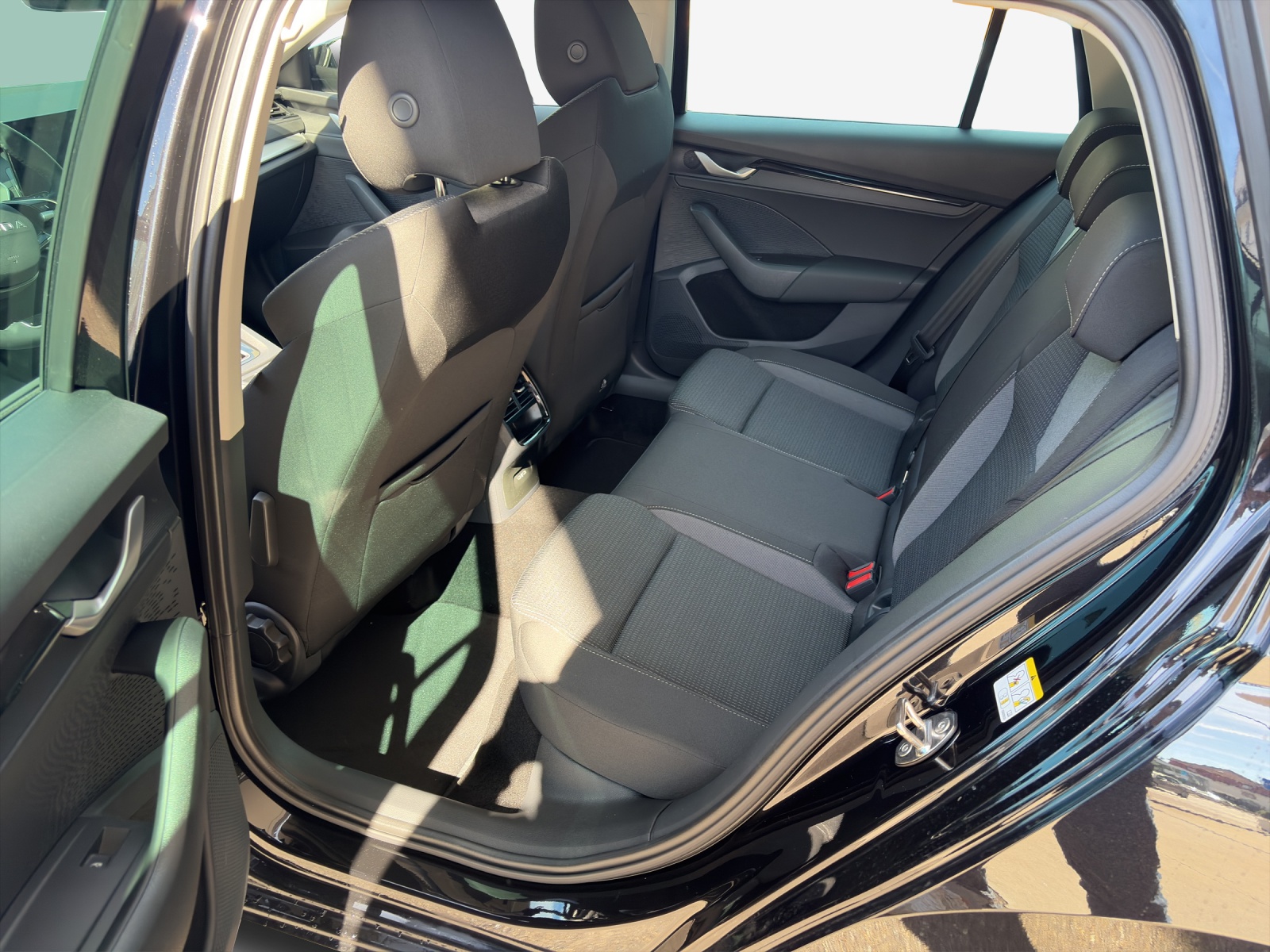 SKODA Octavia Combi 2.0 TDI DSG Selection-image-11