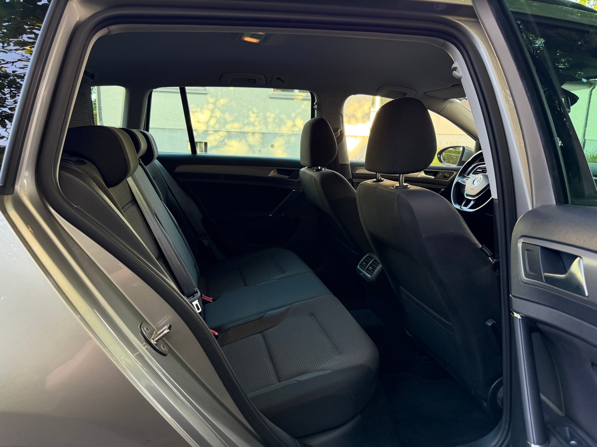 VW Golf Variant 1.6 TDI Comfortline 4Motion-image-12
