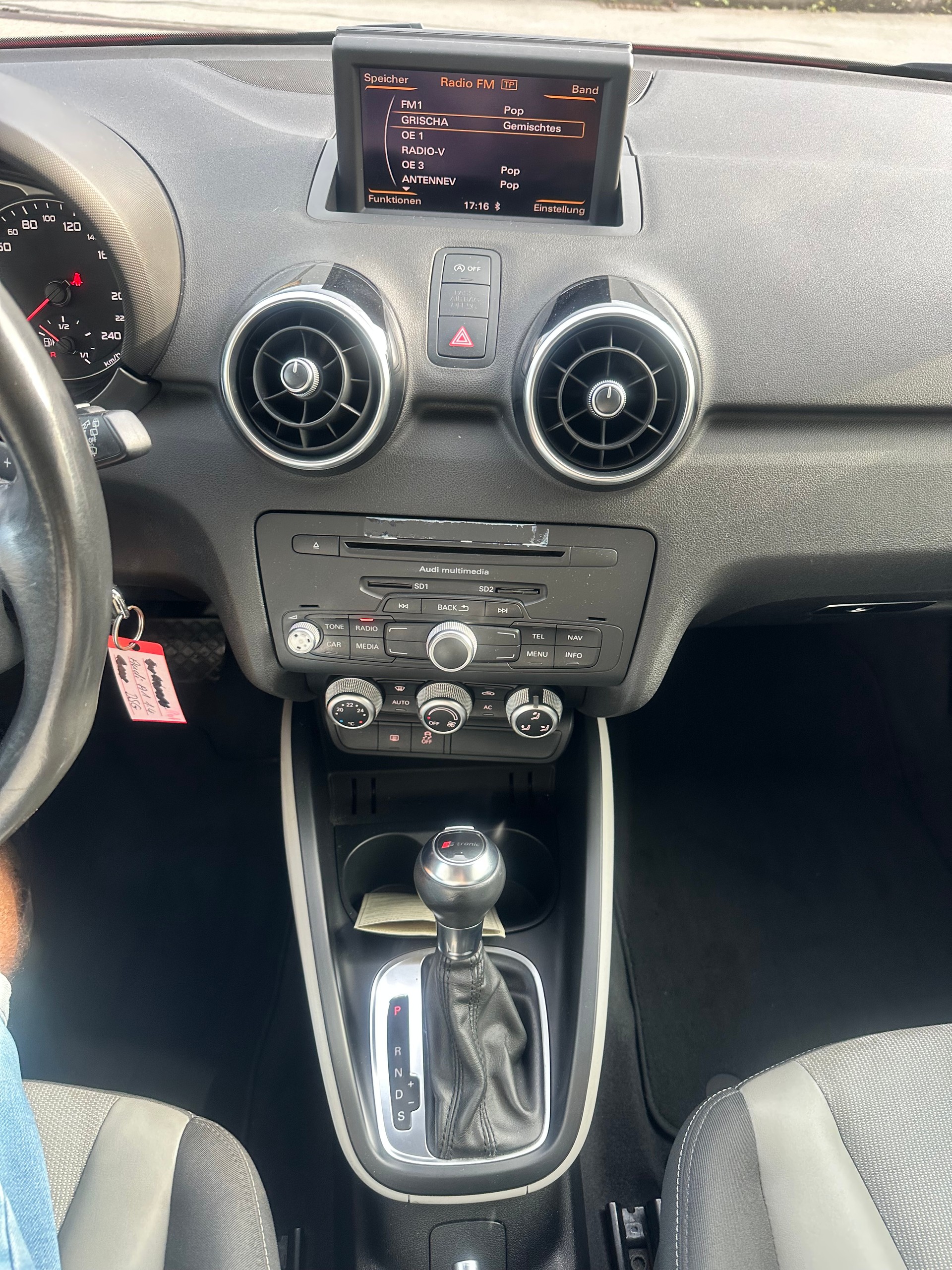 AUDI A1 1.4 TFSI Attraction S-tronic-image-12