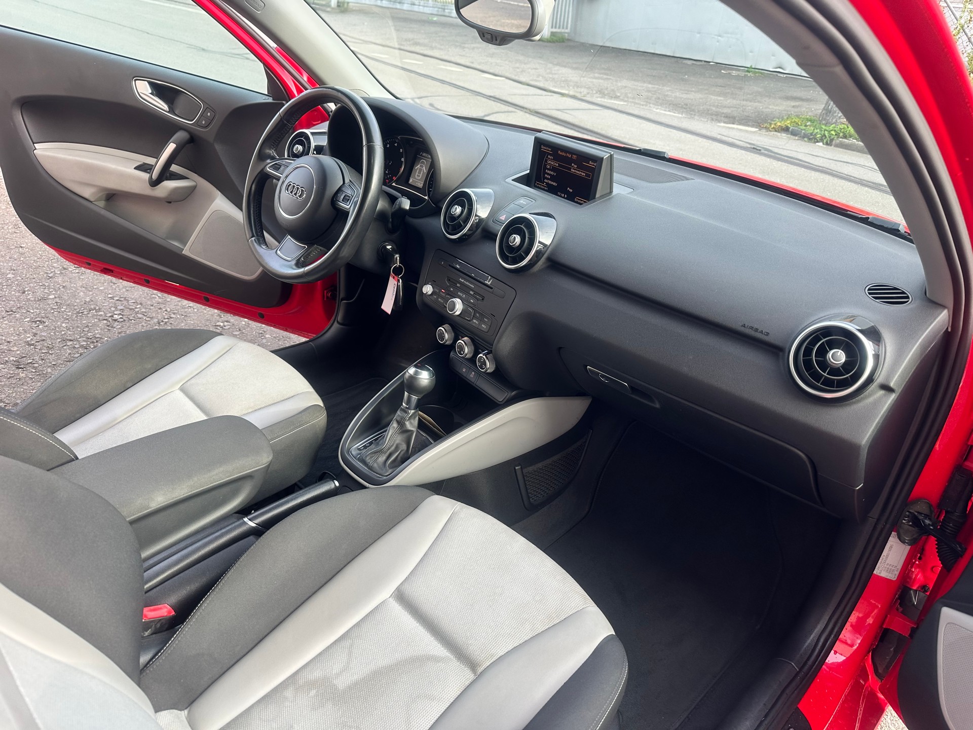 AUDI A1 1.4 TFSI Attraction S-tronic-image-14