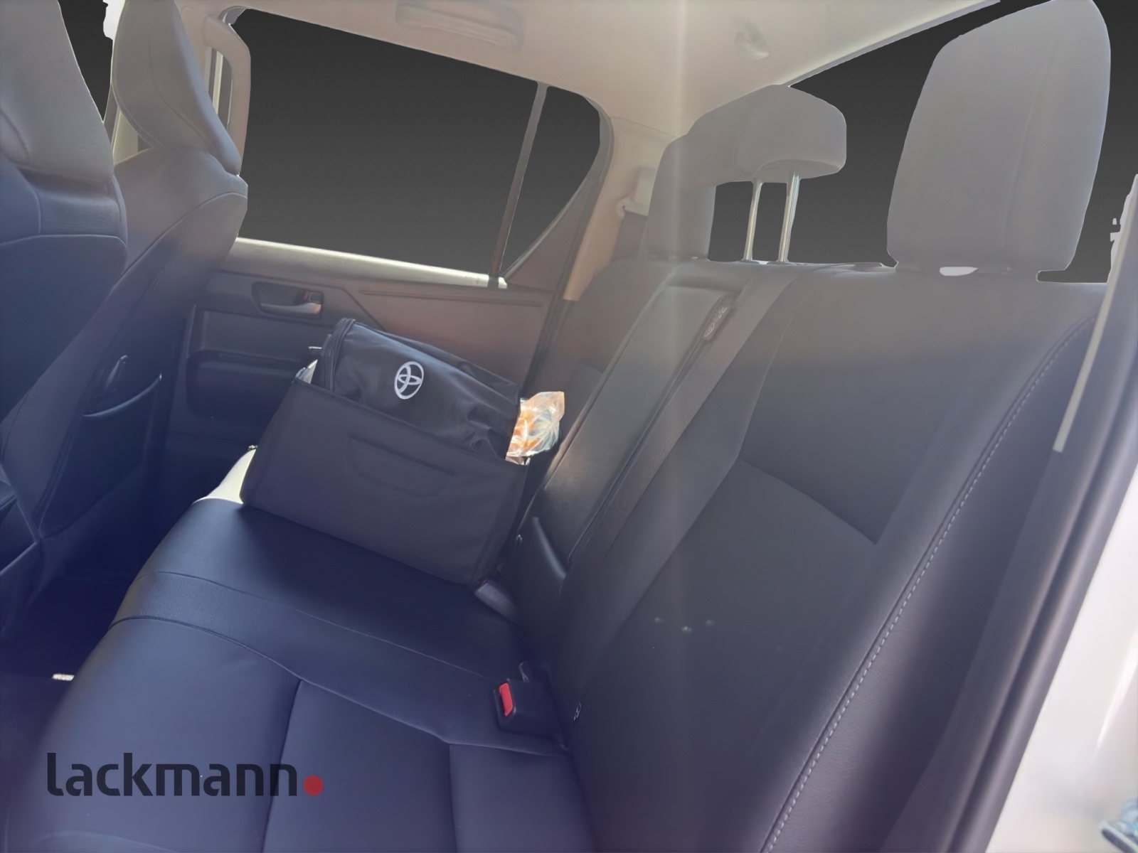 TOYOTA Hilux BEV 59.2 kWh Double Cab AWD Executive-image-11