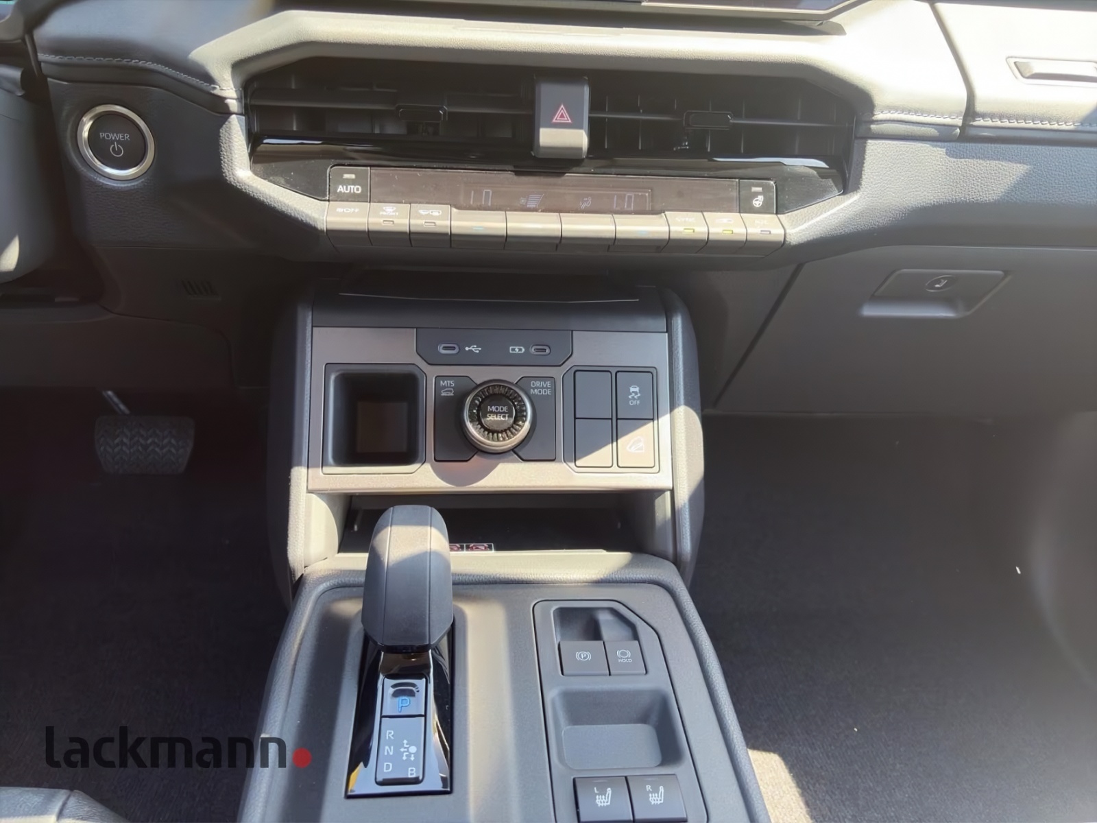 TOYOTA Hilux BEV 59.2 kWh Double Cab AWD Executive-image-9