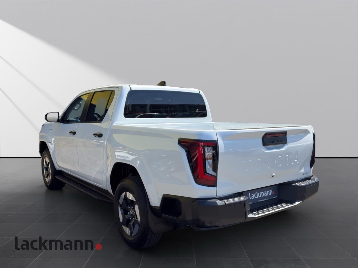 TOYOTA Hilux BEV 59.2 kWh Double Cab AWD Executive-image-1