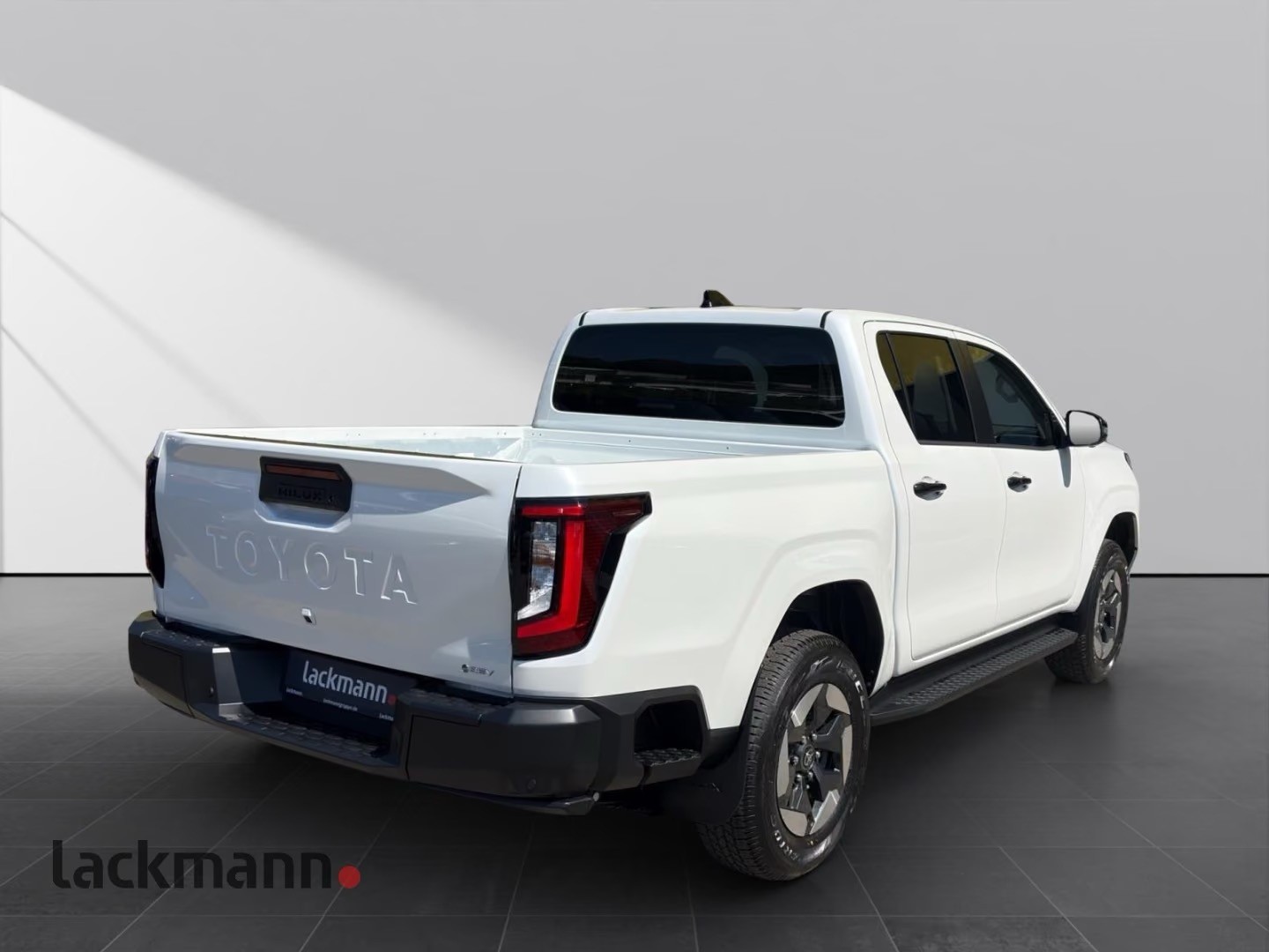 TOYOTA Hilux BEV 59.2 kWh Double Cab AWD Executive-image-2