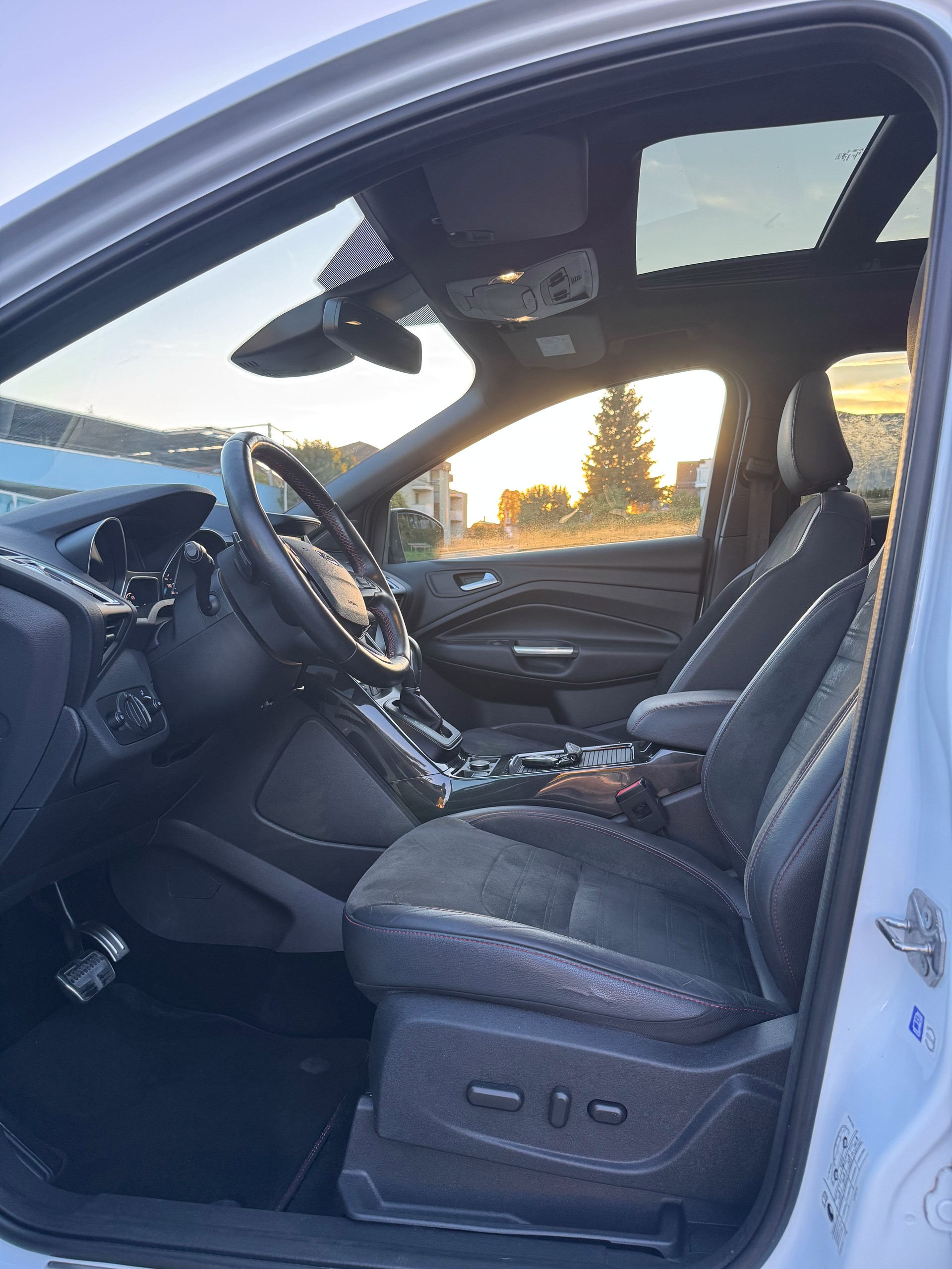 FORD Kuga 2.0 TDCi ST Line High 4WD PowerShift-image-4